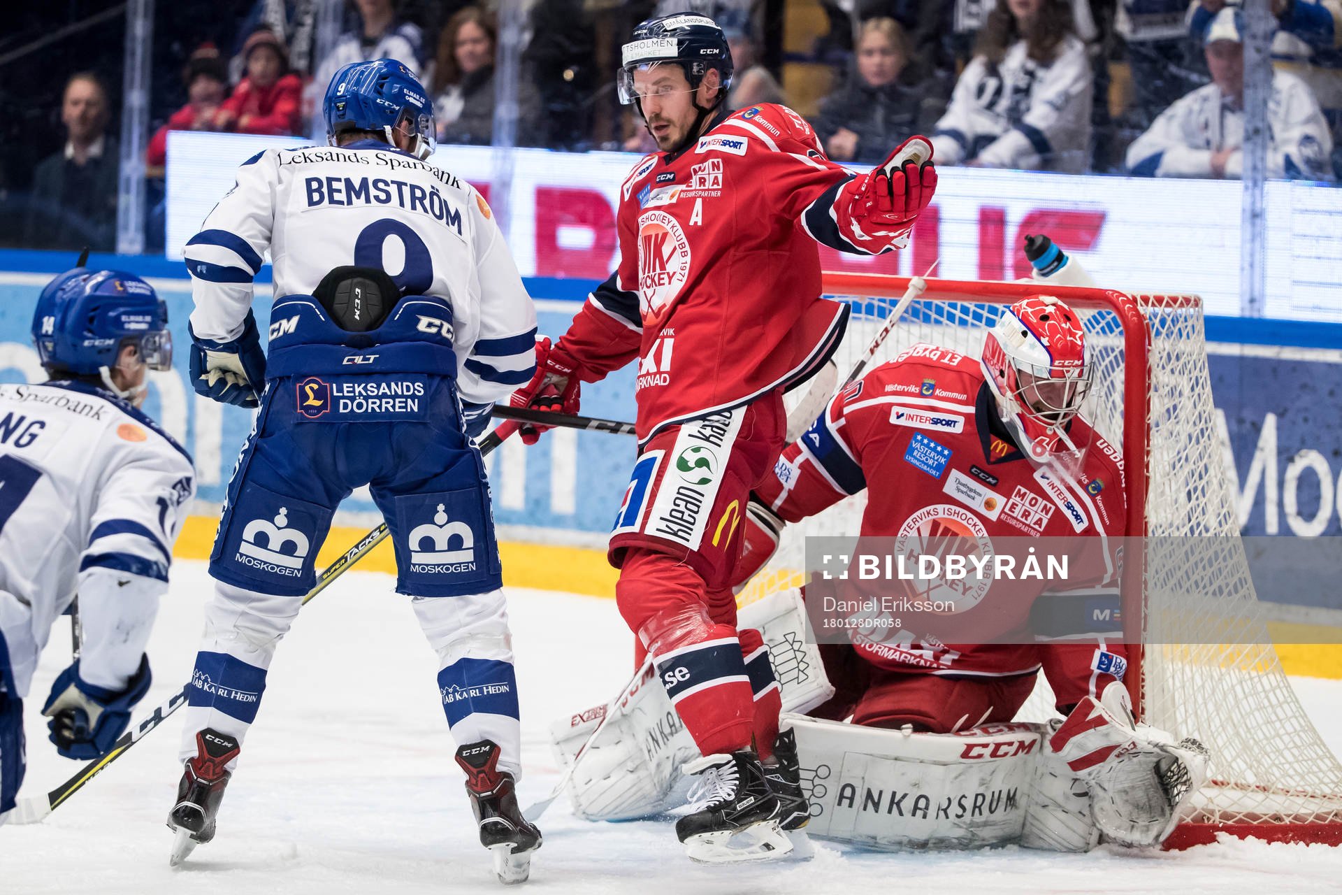 Västerviks målvakt Viktor Östlund och Leksands Emil