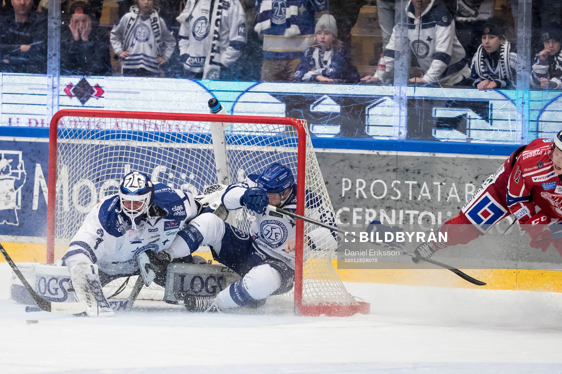 Västerviks Kalle Östman chans framför Leksands målvakt