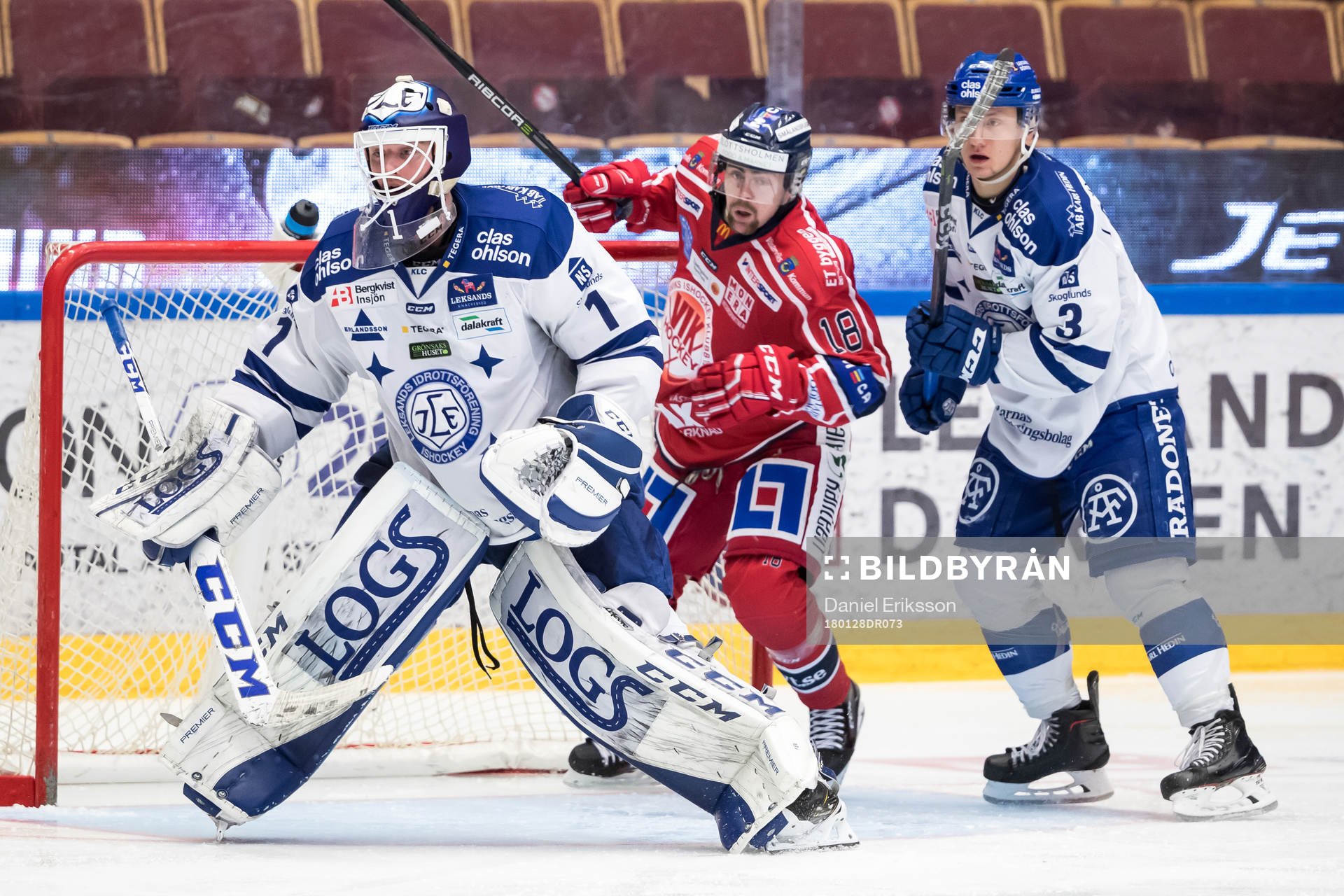 Västerviks Oskar Svanlund och Leksands Daniel Bertov bakom