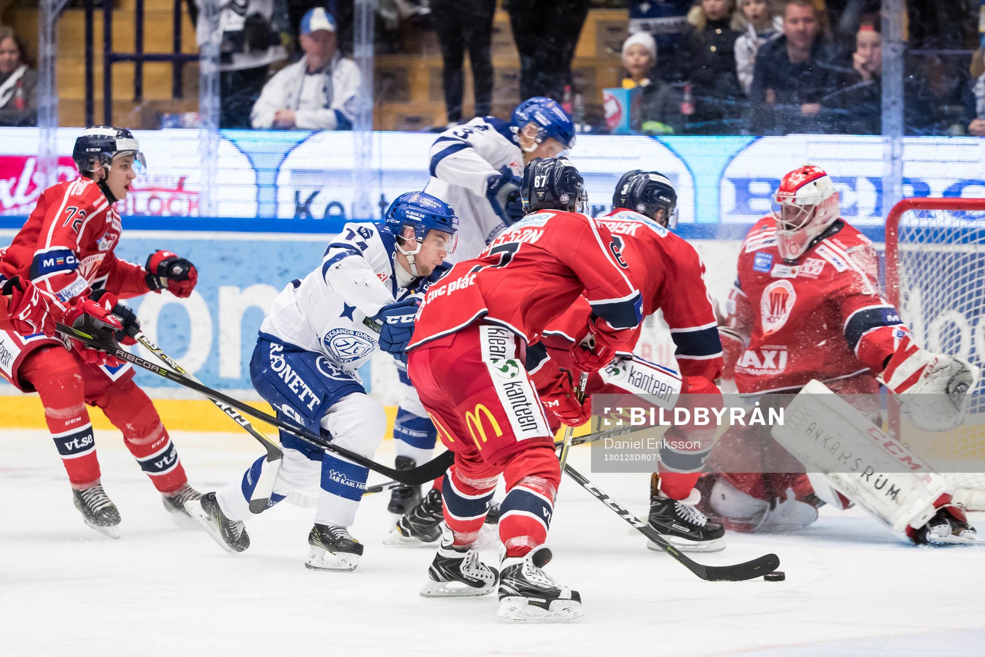 Leksands Oskar Lang framför Västerviks målvakt Viktor