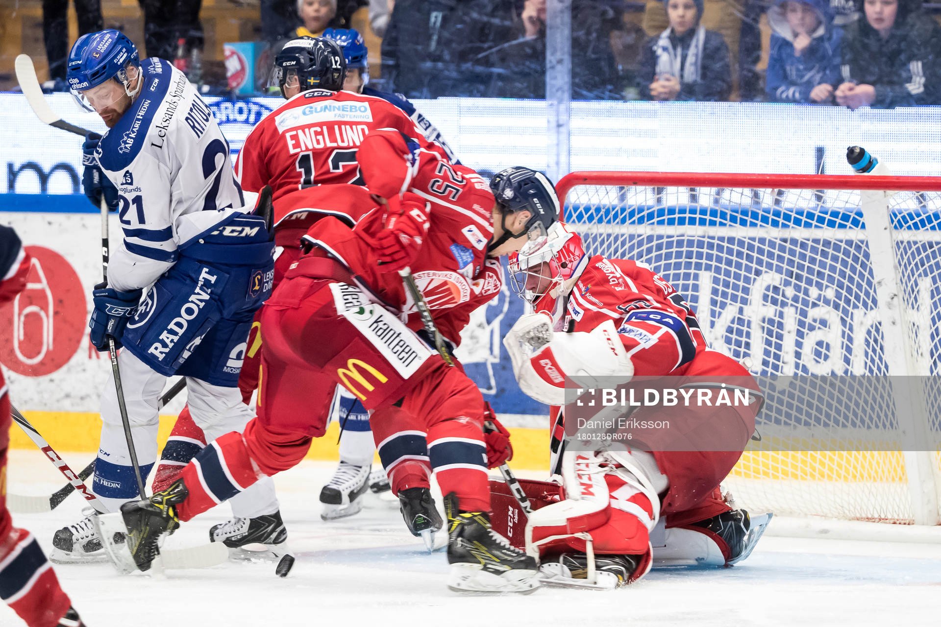 Leksands Mattias Ritola framför Västerviks målvakt