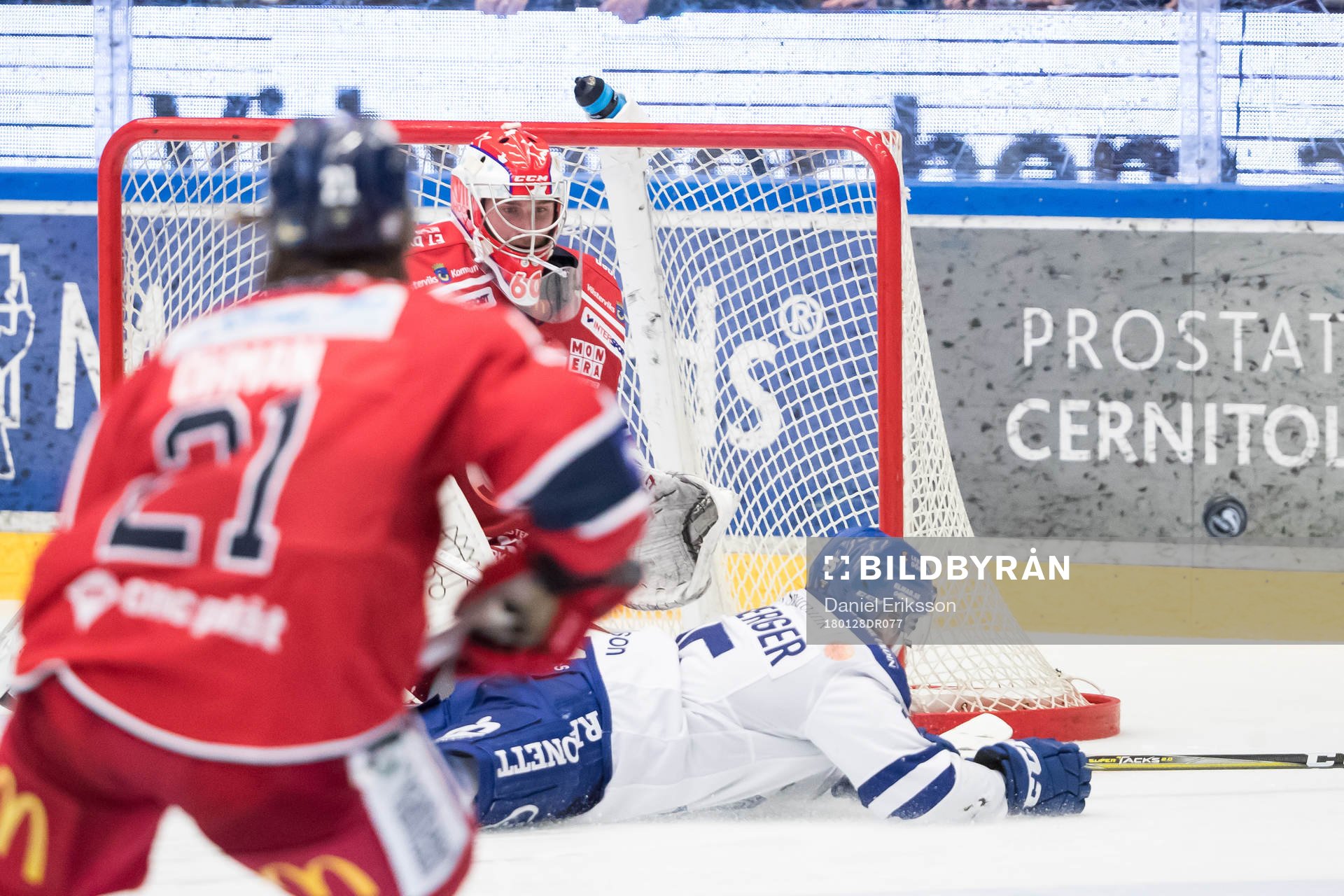Leksands Johan Porsberger faller framför Västerviks
