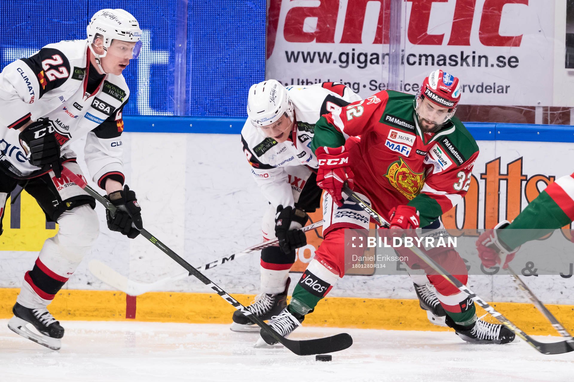 Malmö Redhawks Lars Bryggman och Moras Daniel Grillfors  i