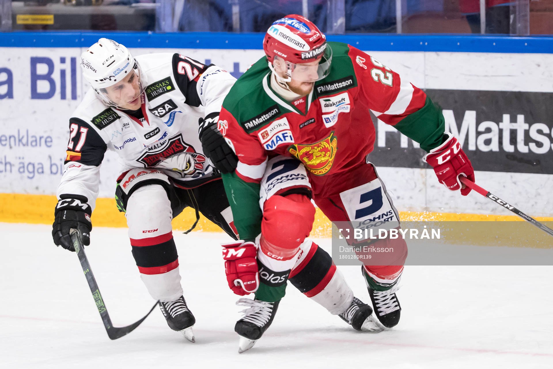 Malmö Redhawks Andy Miele och Moras Marcus Fagerudd  i