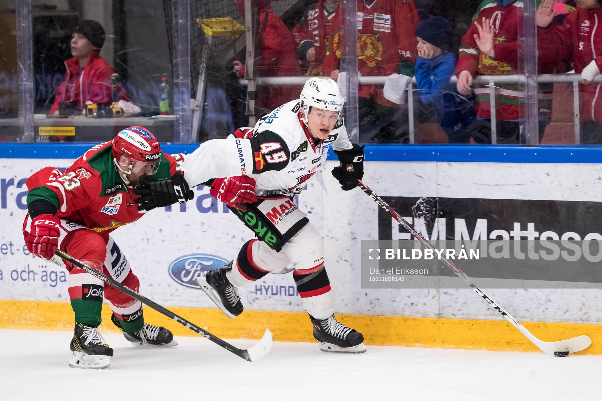 Moras Tomas Skogs och Malmö Redhawks Rhett Rakhshani  i