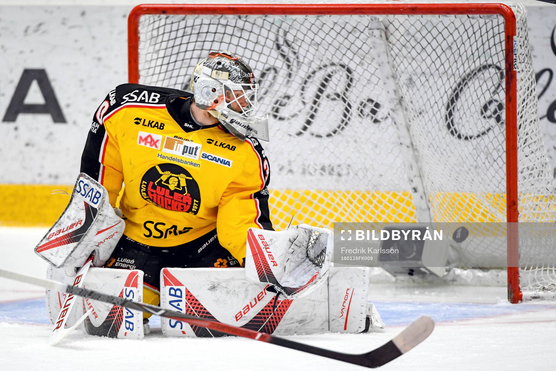 Luleås målvakt Filip Gustavsson ser pucken från
