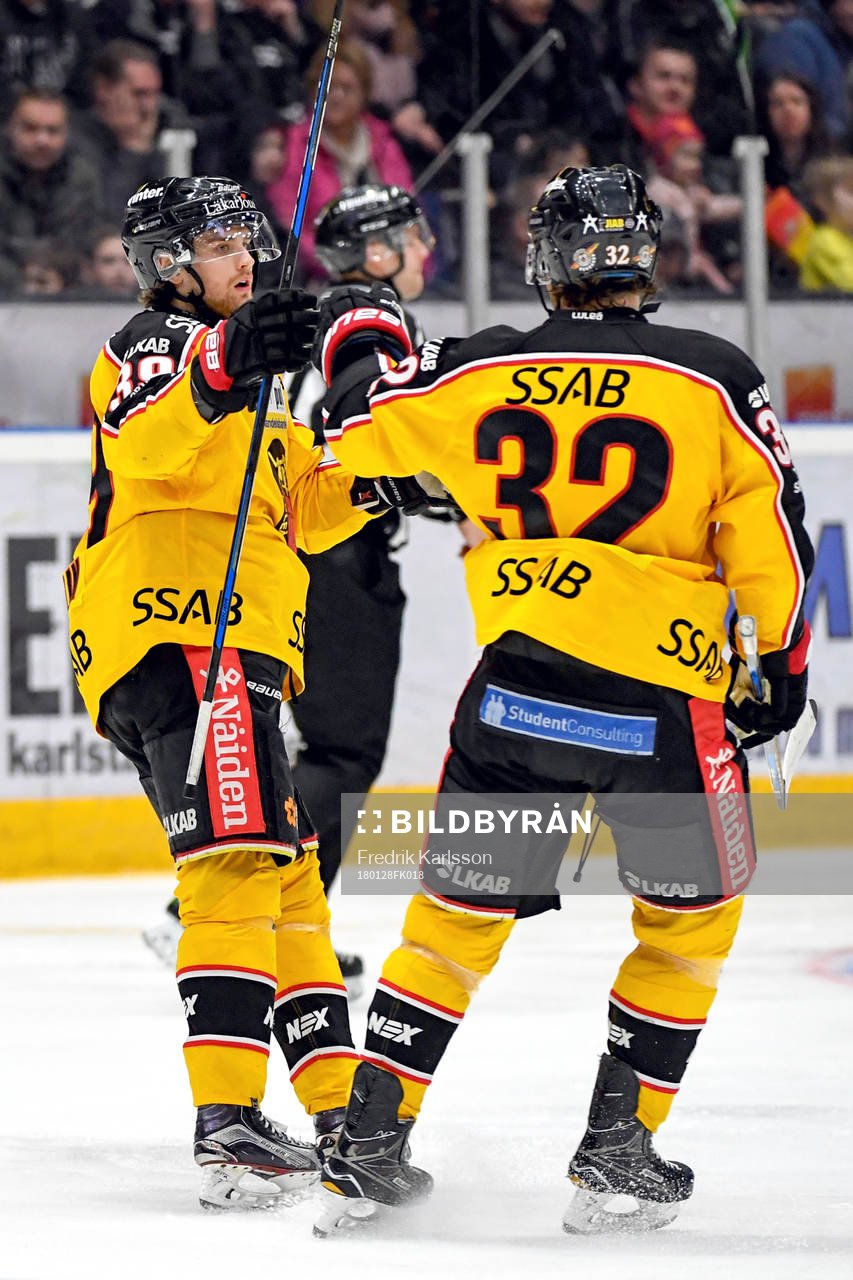 Luleås Pontus Själin jublar med lagkamrater