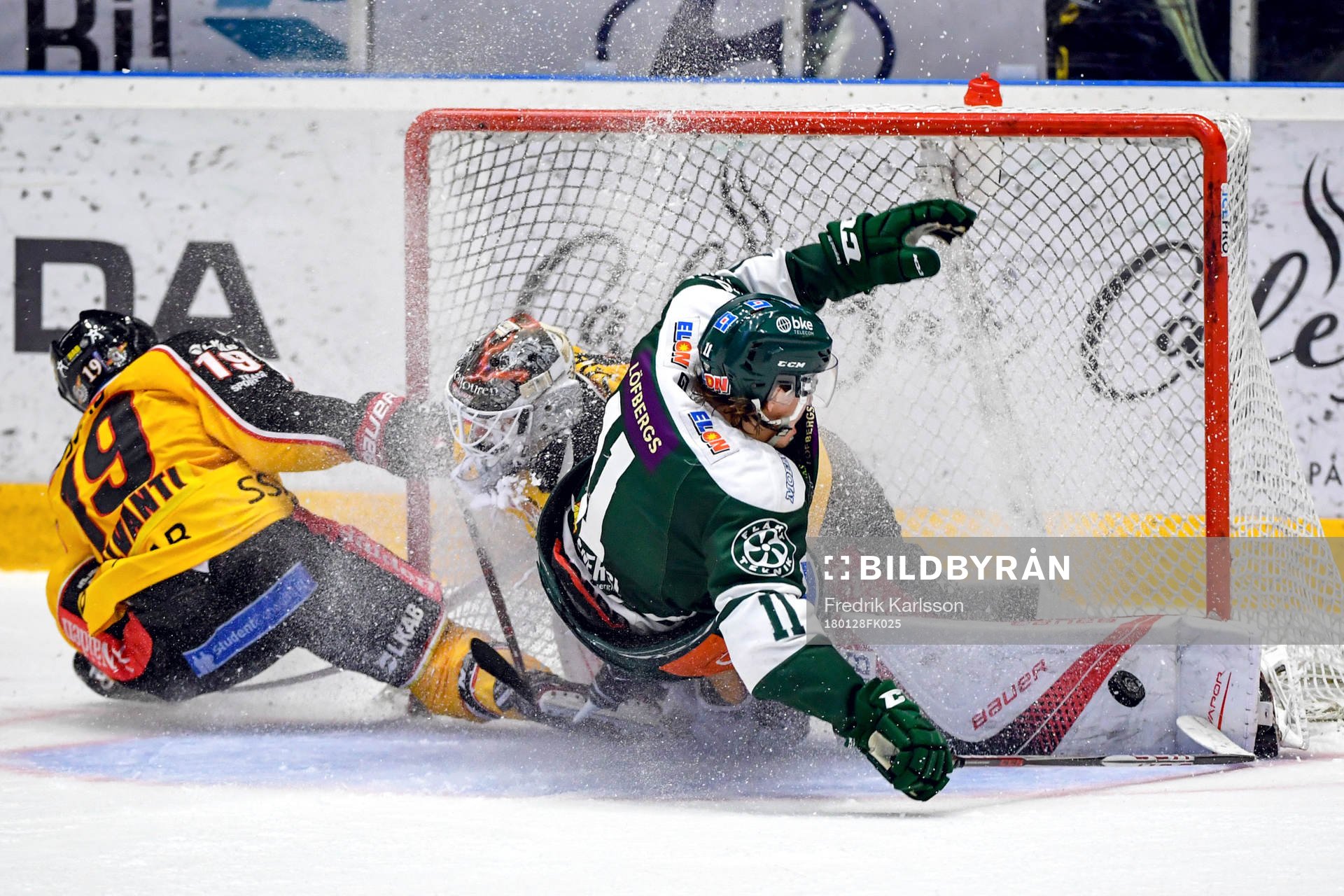Luleås Joonas Jalvanti och målvakt Filip Gustavsson och
