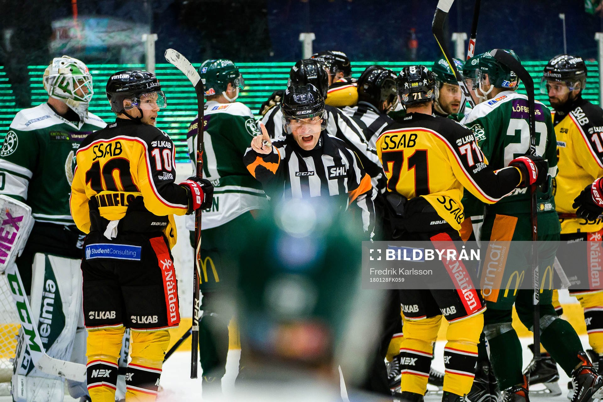 Domare Sören Persson stoppar spelare från att åka in på