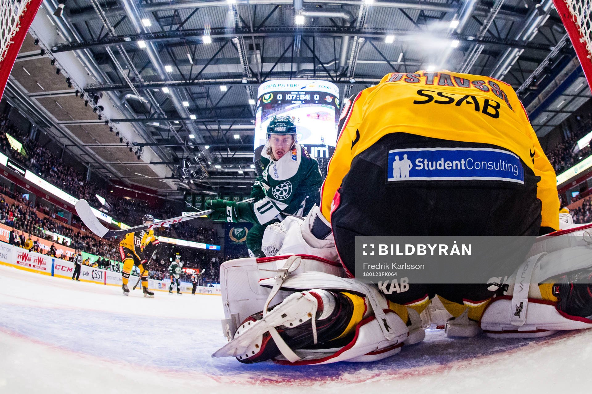 Färjestads Joakim Nygård och Luleås målvakt Filip