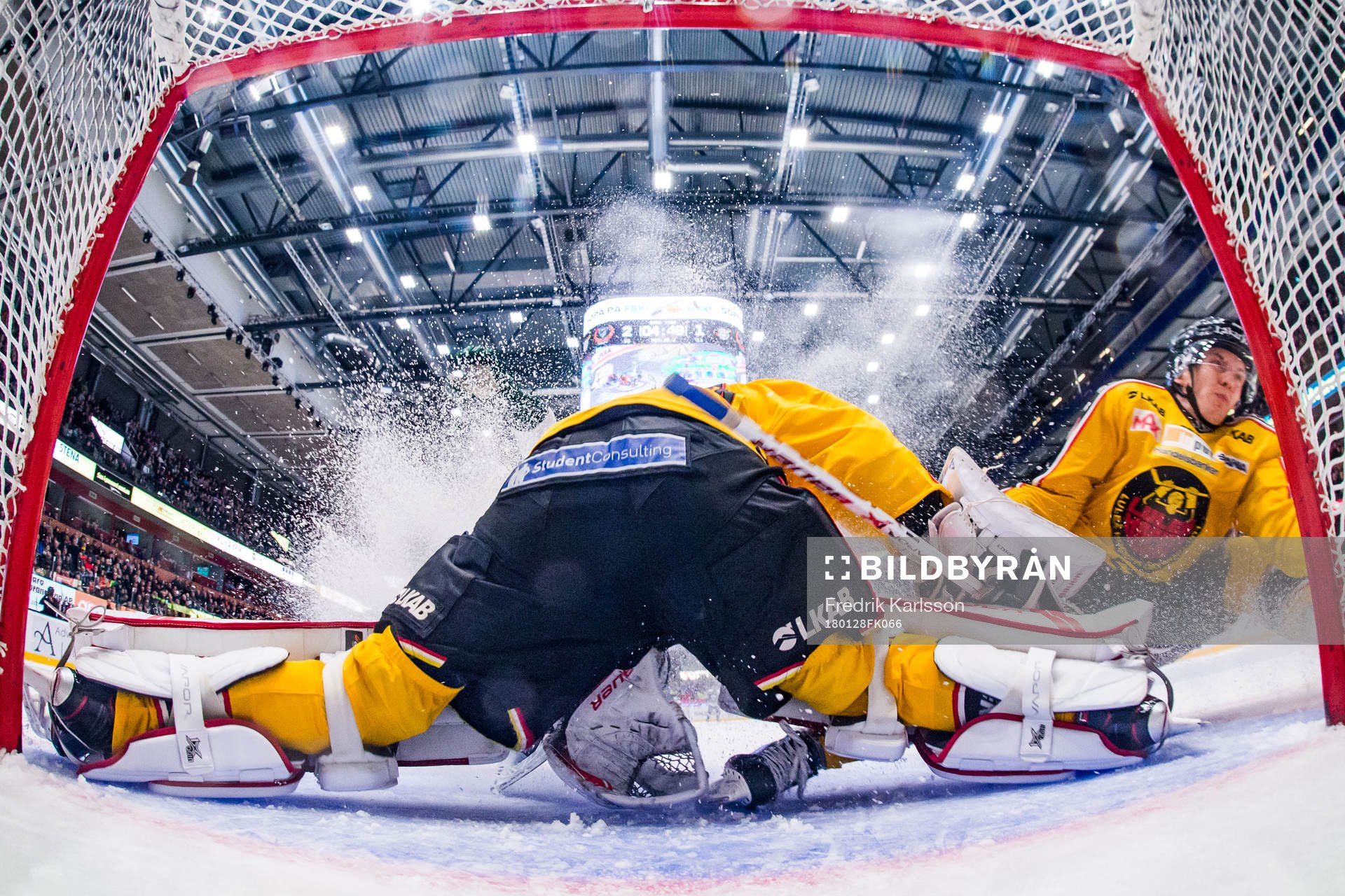 Snösprut bakom Luleås målvakt Filip Gustavsson
