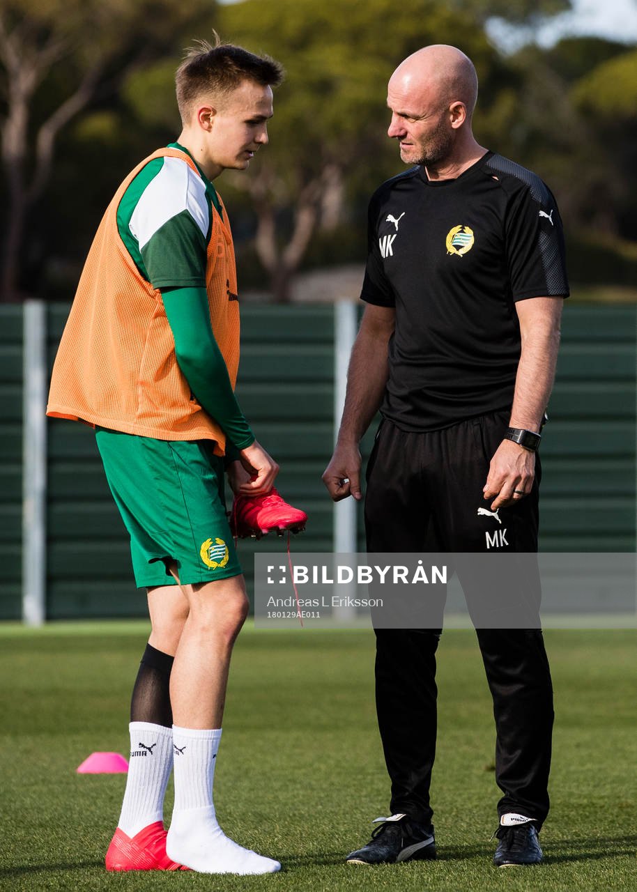Hammarbys Oscar Krusnell och medicinskt ansvarige Mikael