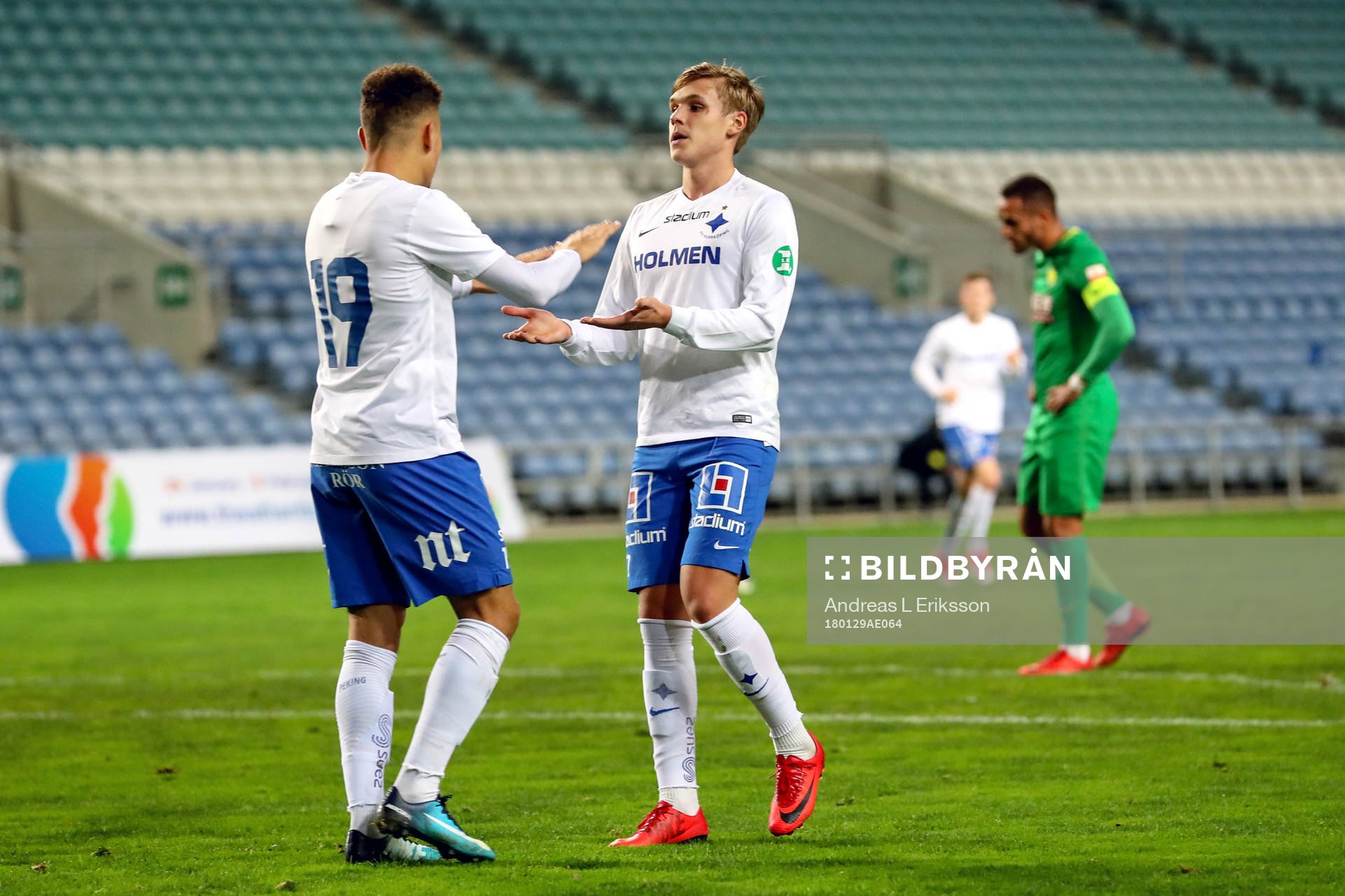 Norrköpings Jordan Larsson och Arnór Sigurdsson jublar