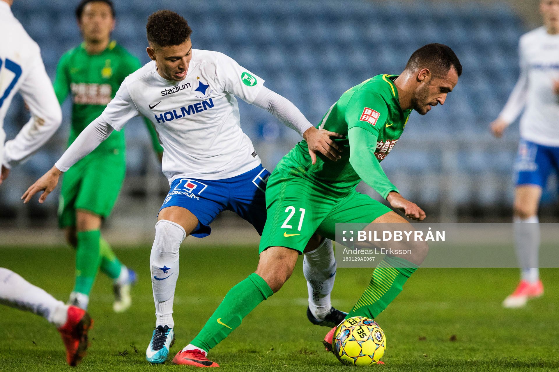 Norrköpings Jordan Larsson i kamp om bollen med Beijing