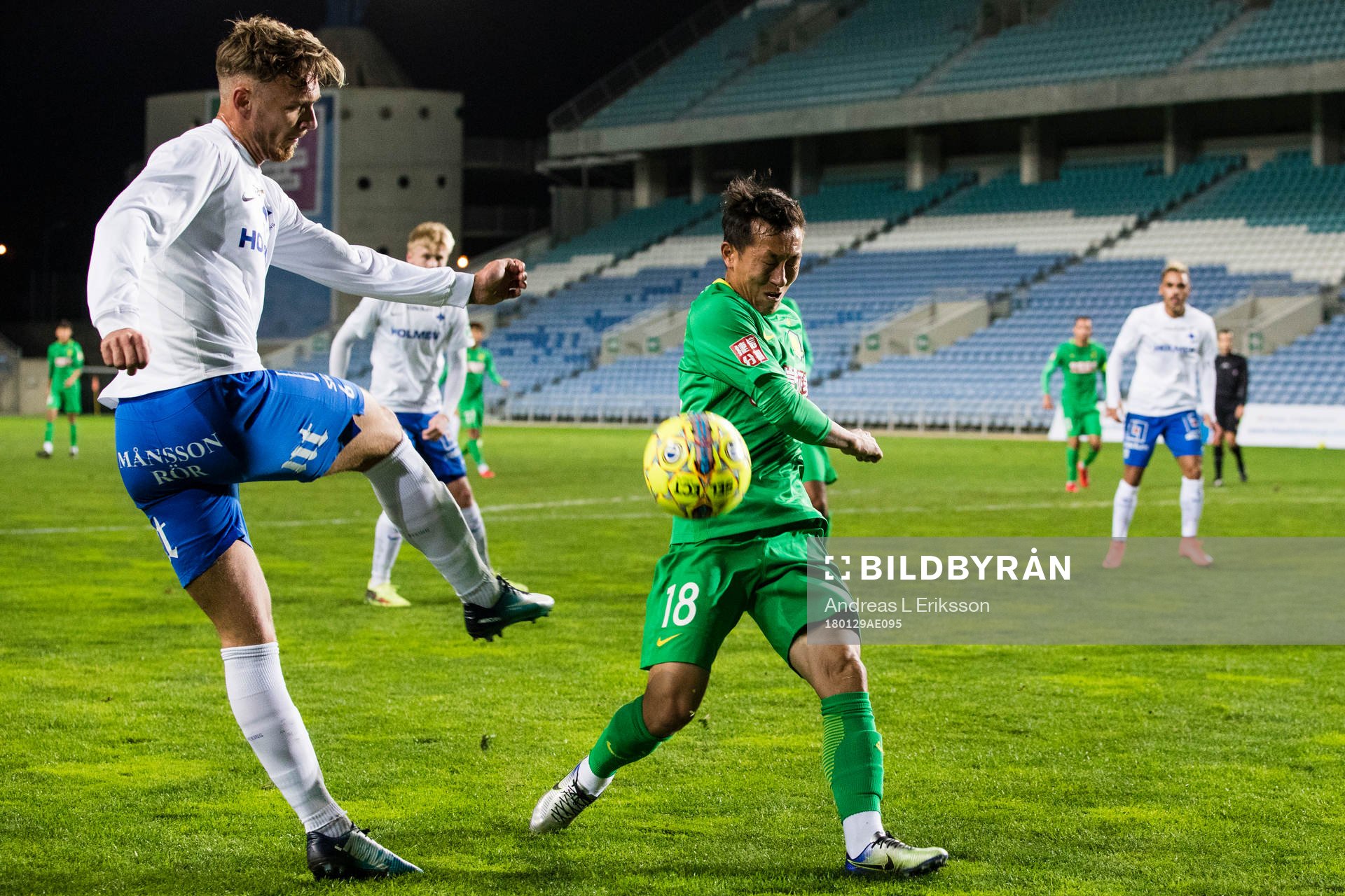 Beijing Sinobo Guoans Jin Taiyan täcker ett skott från