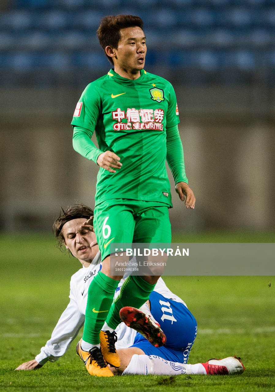 Norrköpings Simon Thern stoppar Beijing Sinobo Guoans Chi