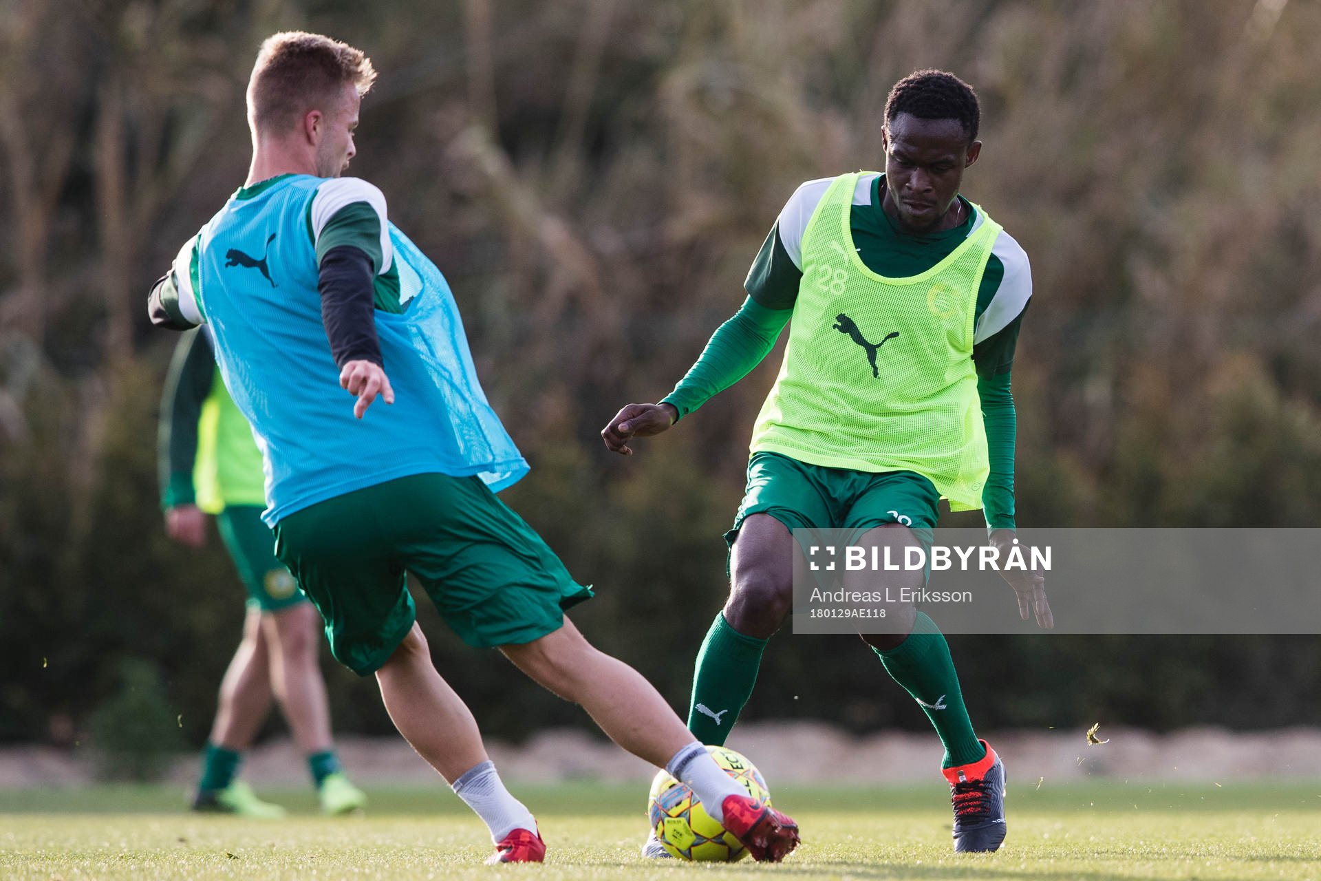 Hammarbys Sander Svendsen i kamp om bollen med Gershon