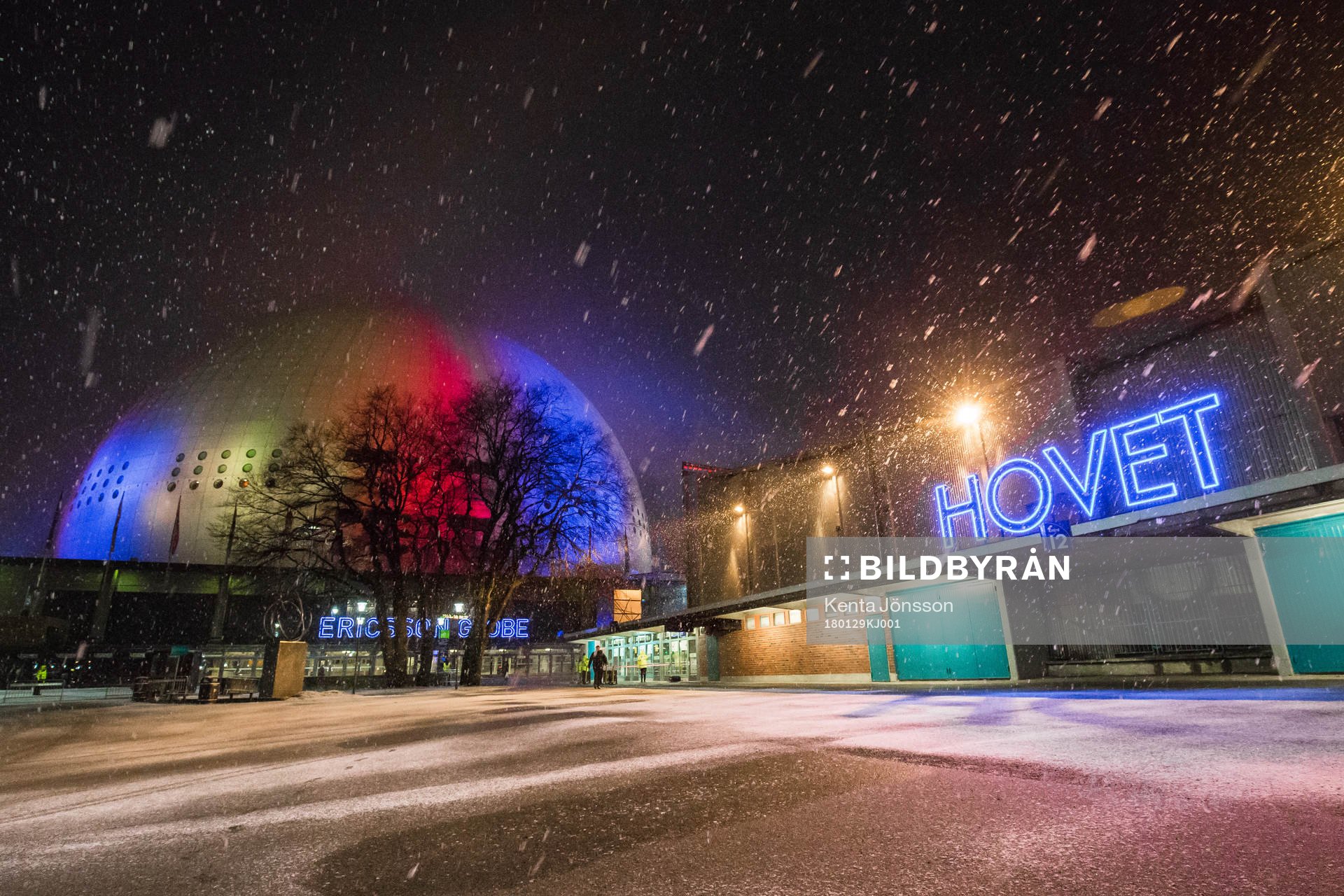 Exteriör av Hovet och Globen i Djurgårdens färger innan