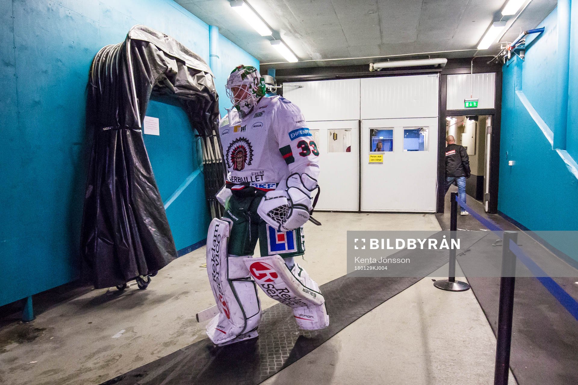 Frölundas målvakt Johan Mattsson innan ishockeymatchen i