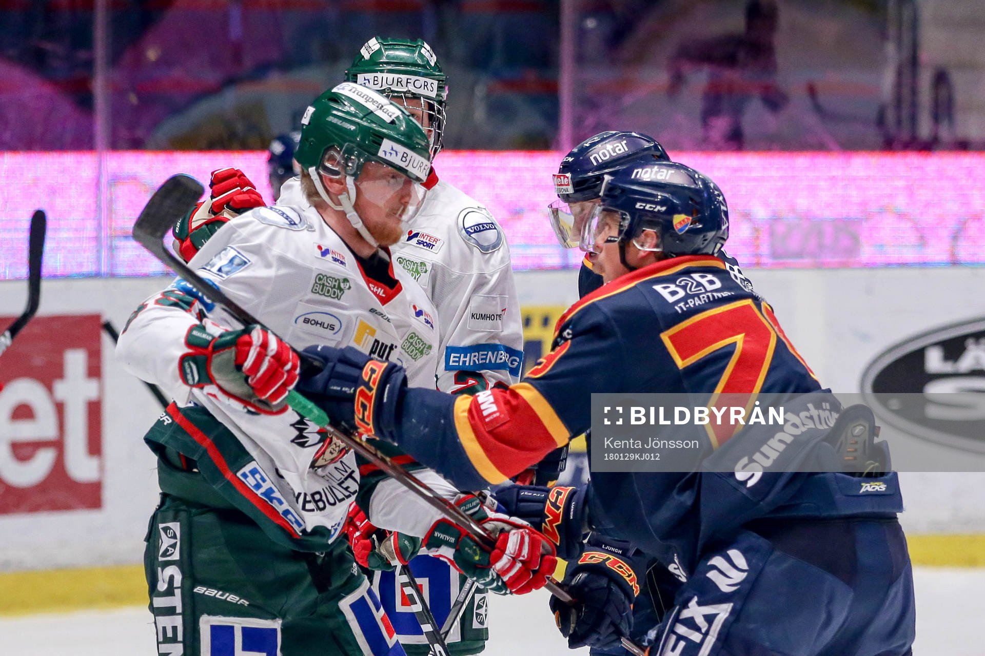 Frölundas Simon Hjalmarsson och Patrik Lundh i ett gruff