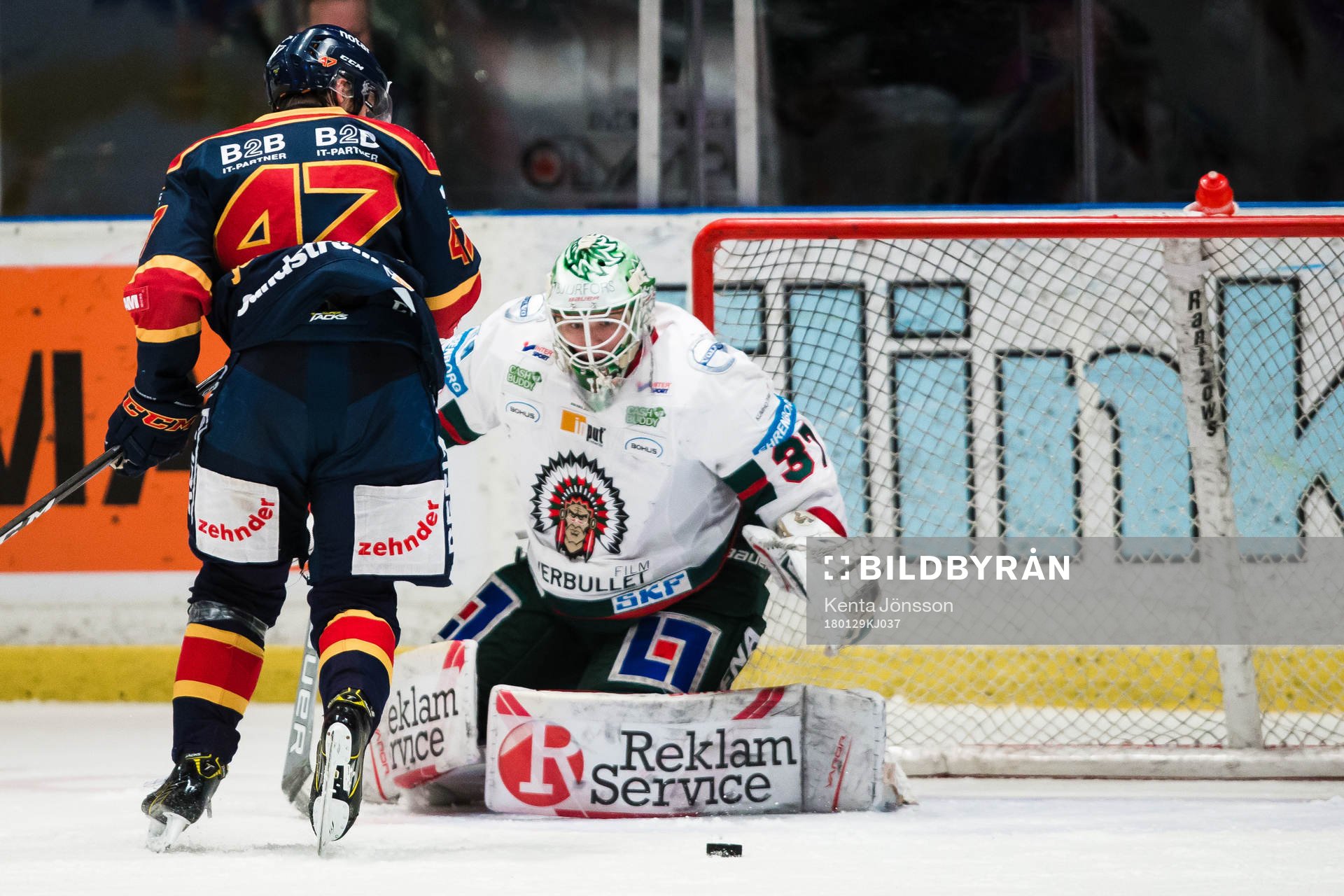 Frölundas målvakt Johan Gustafsson med en räddning