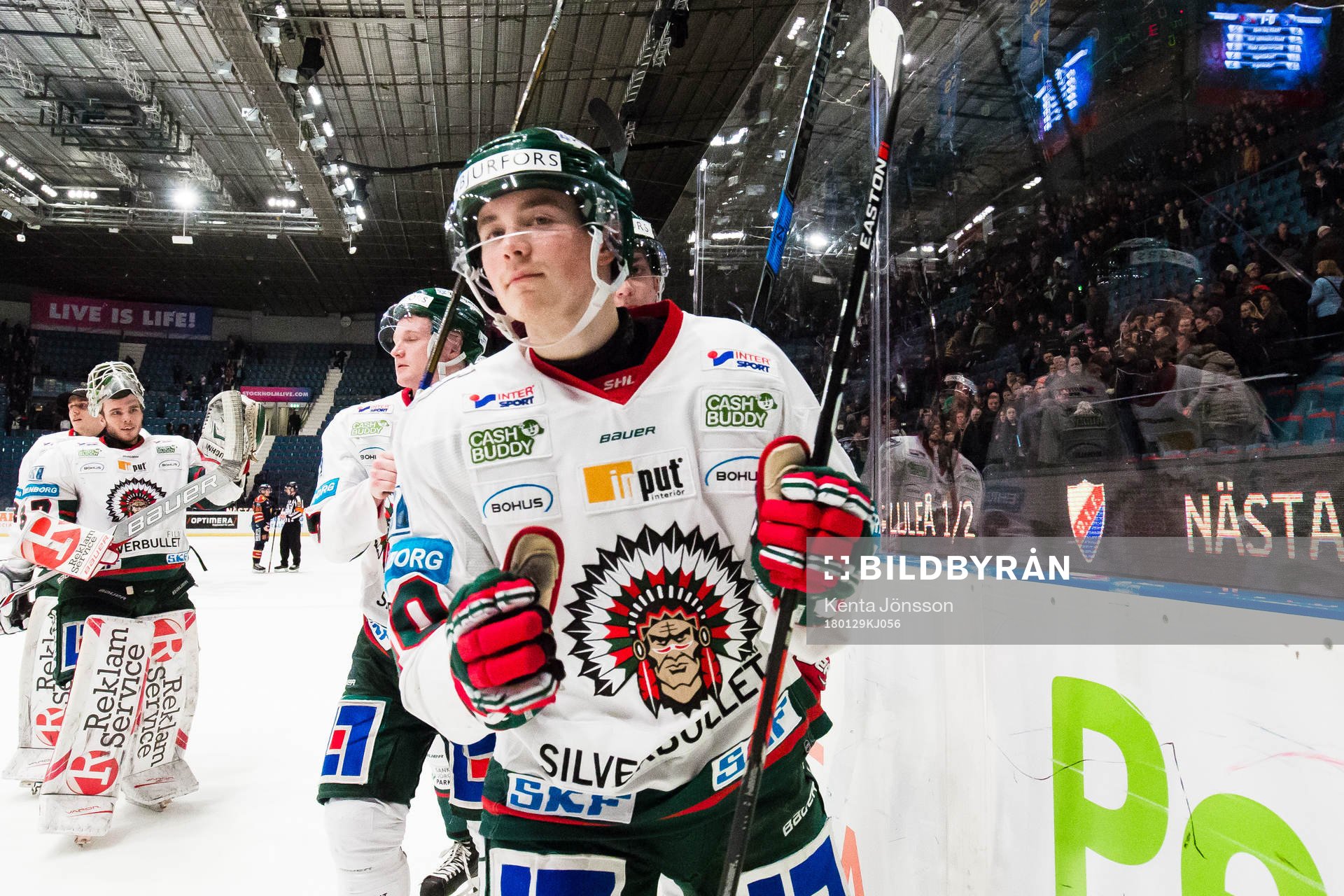Frölundas Joel Mustonen jublar med lagkamrater