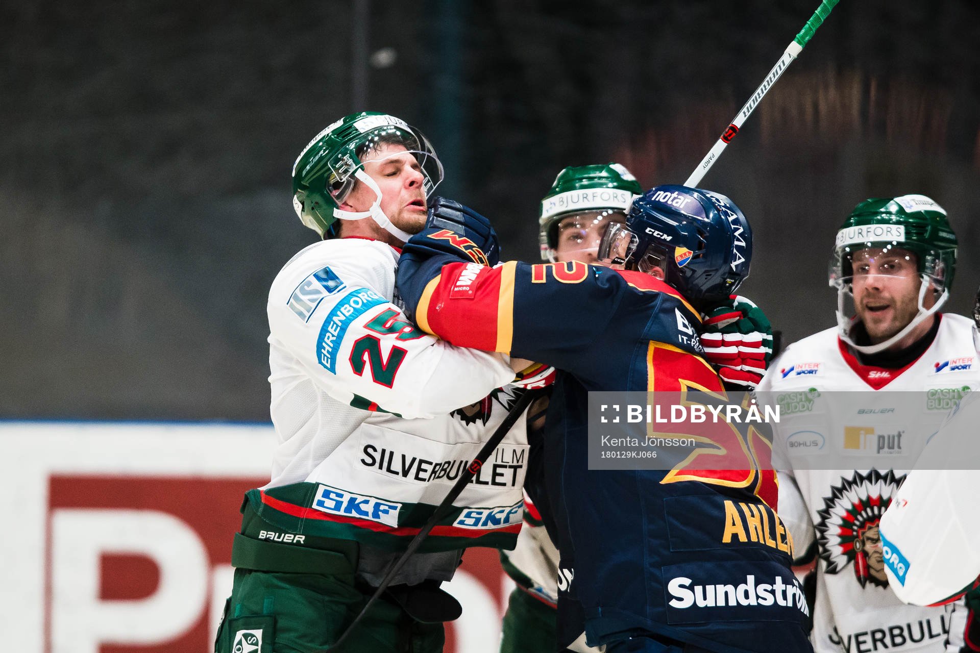 Djurgårdens Mikael Ahlén och Frölundas Adam Pardy i ett