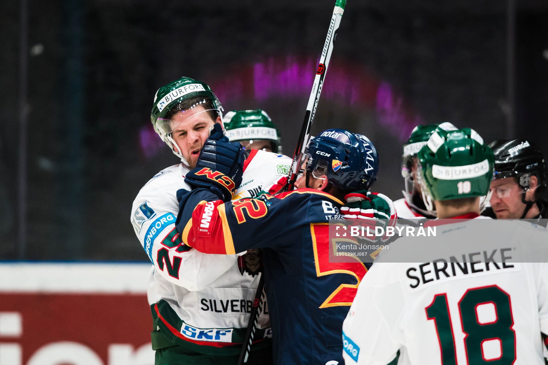 Djurgårdens Mikael Ahlén och Frölundas Adam Pardy i ett