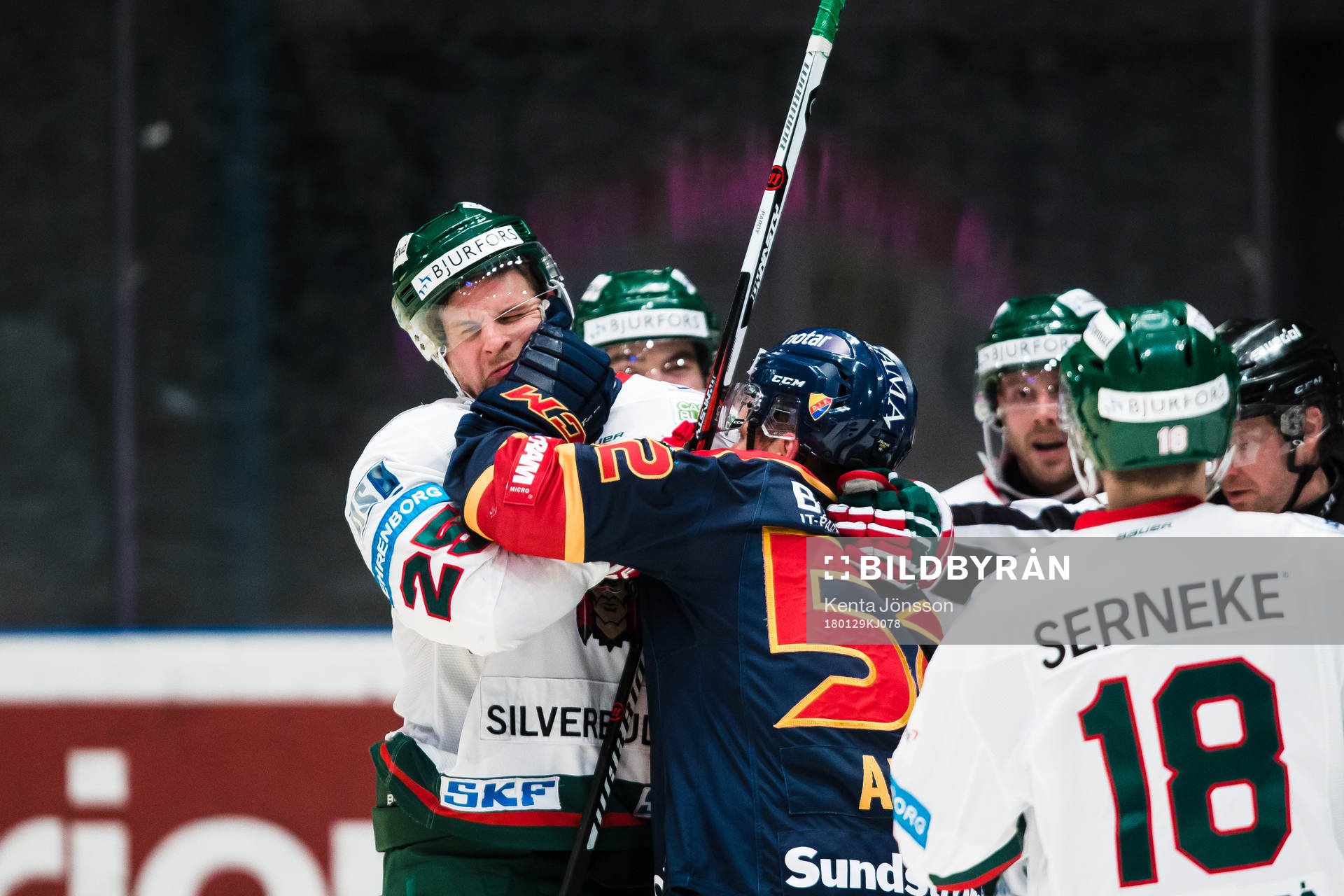 Djurgårdens Mikael Ahlén och Frölundas Adam Pardy i ett