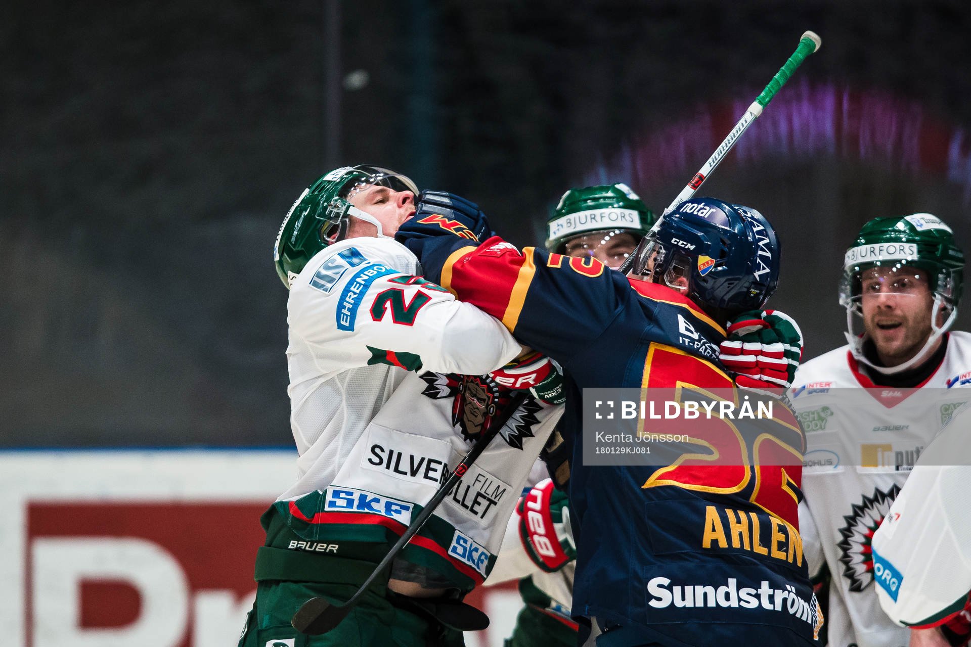 Djurgårdens Mikael Ahlén och Frölundas Adam Pardy i ett