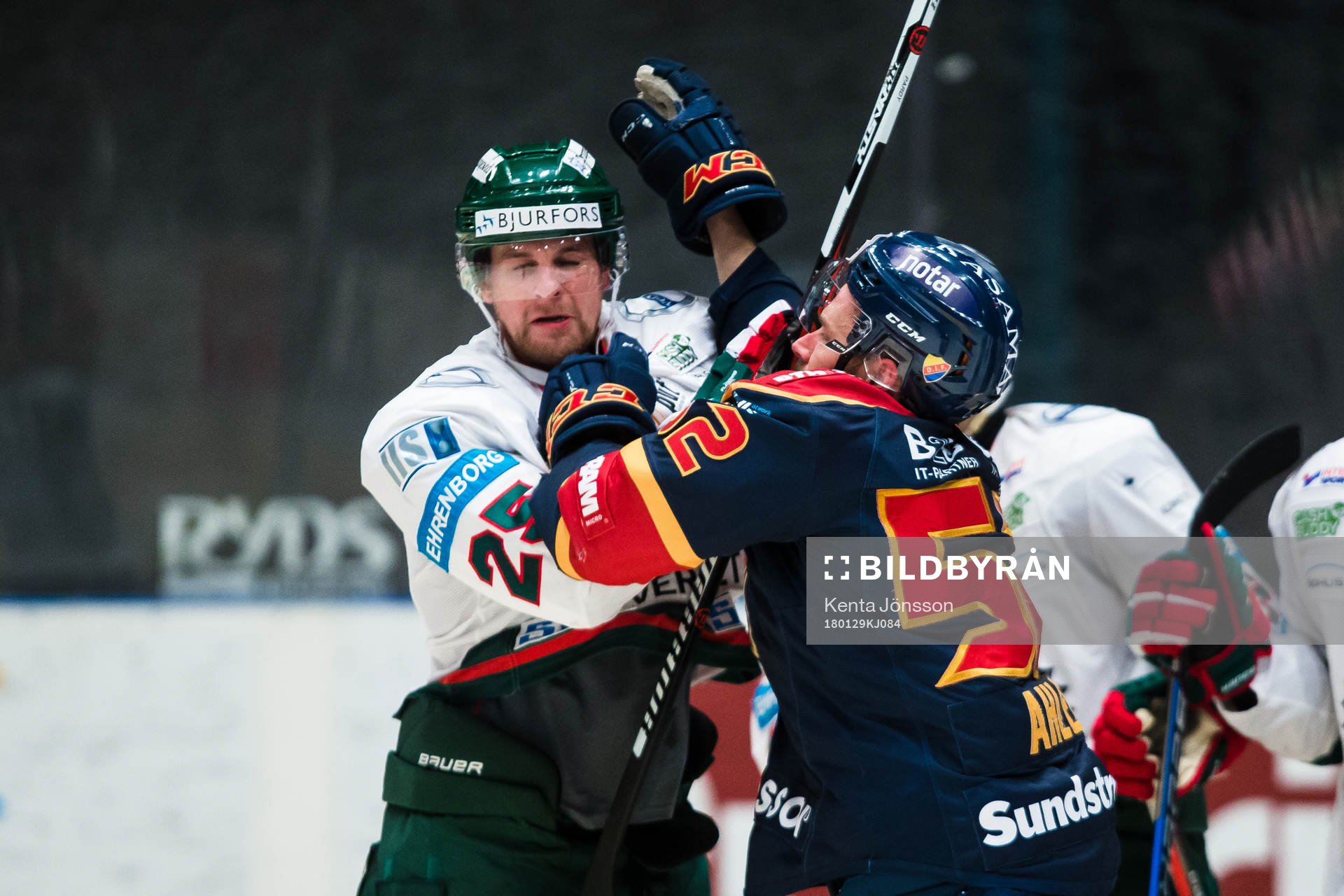 Djurgårdens Mikael Ahlén och Frölundas Adam Pardy i ett