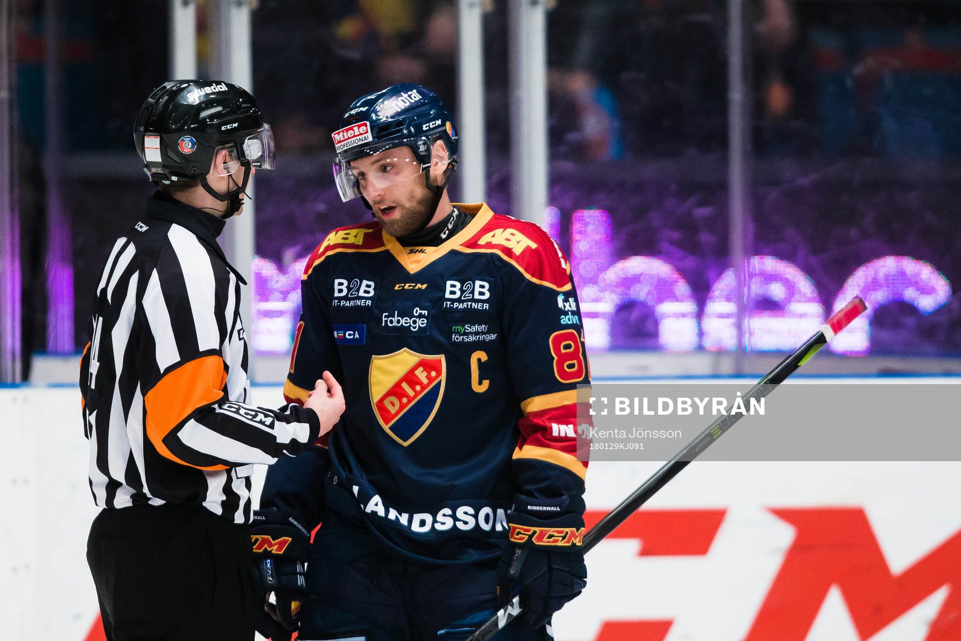 Djurgårdens Calle Ridderwall diskutera med domare