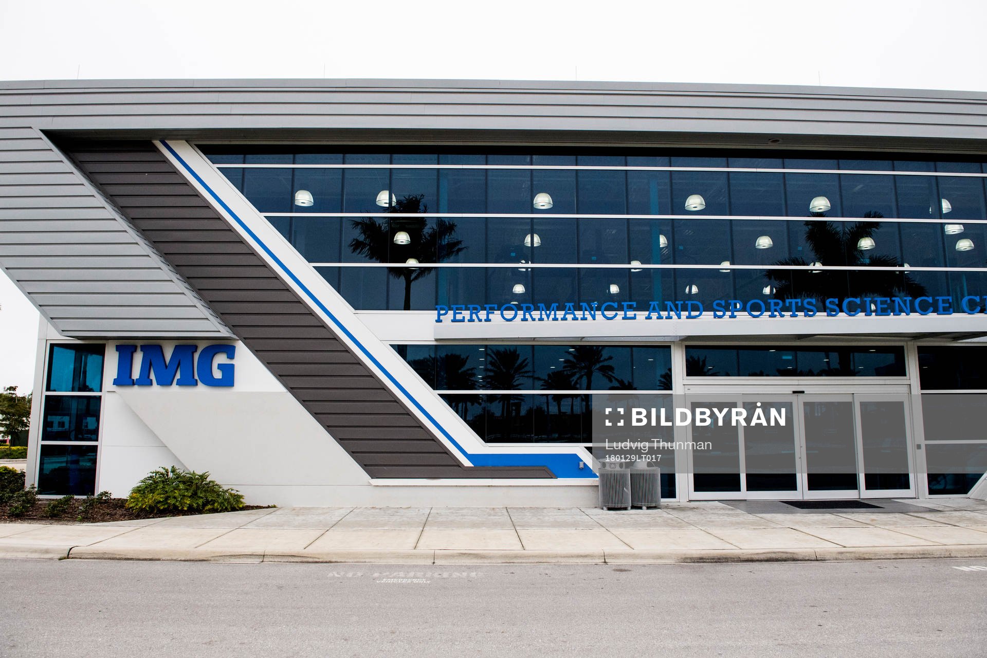 Exteriör över IMG Performance and Sports Sience Center