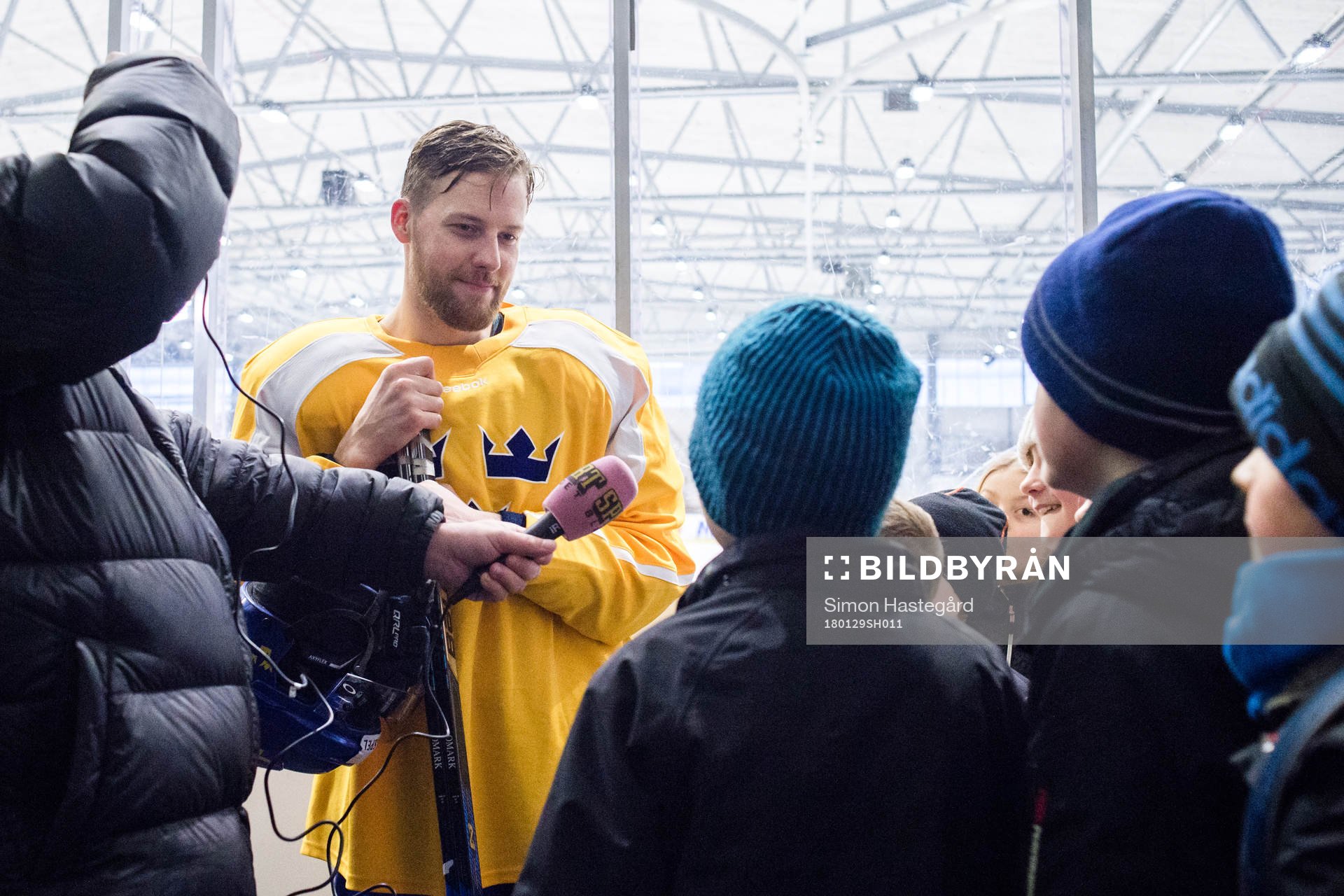 Linus Omark med unga supportar