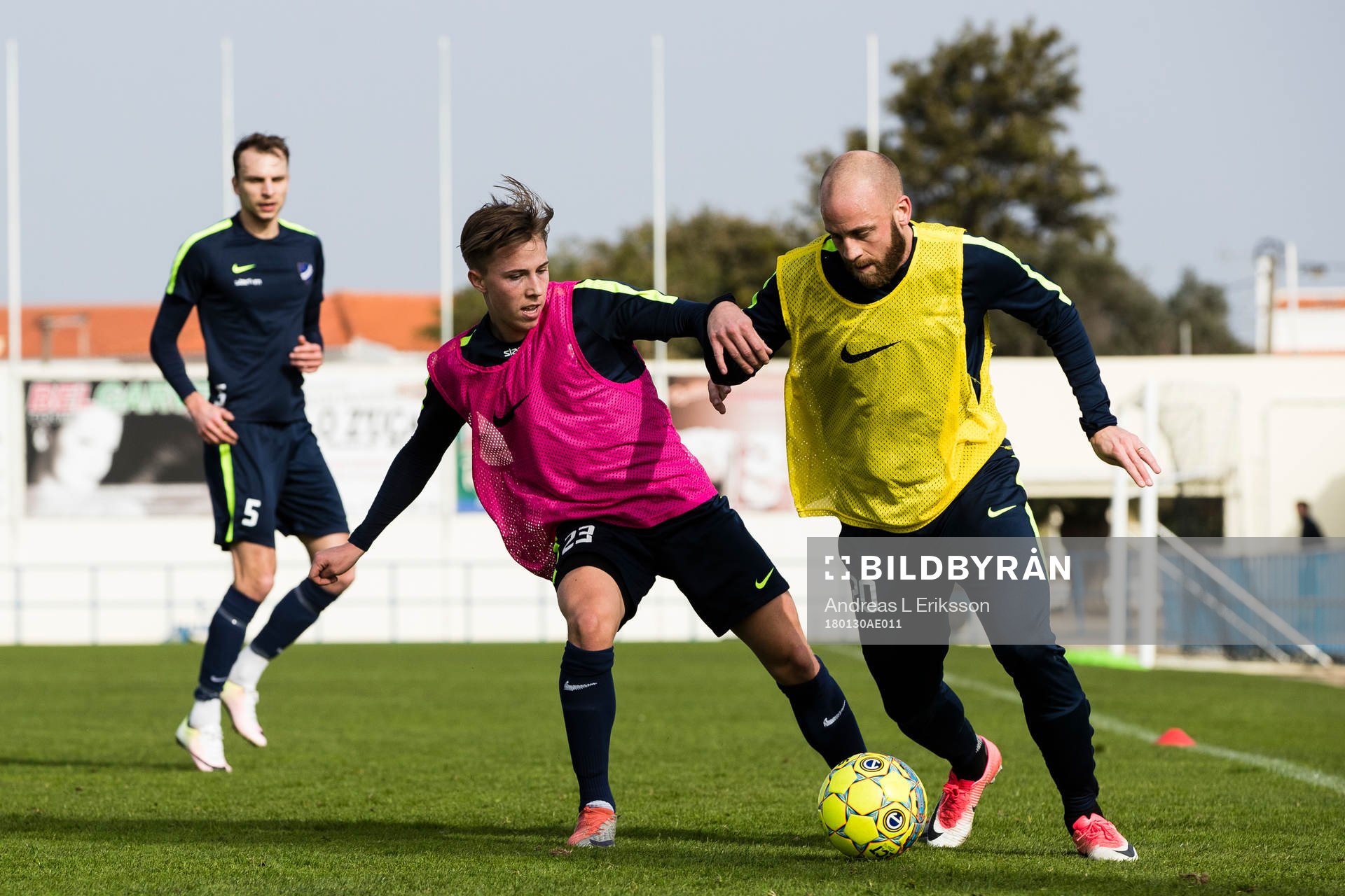 Norrköpings Jakob Lindahl i kamp om bollen med Daniel