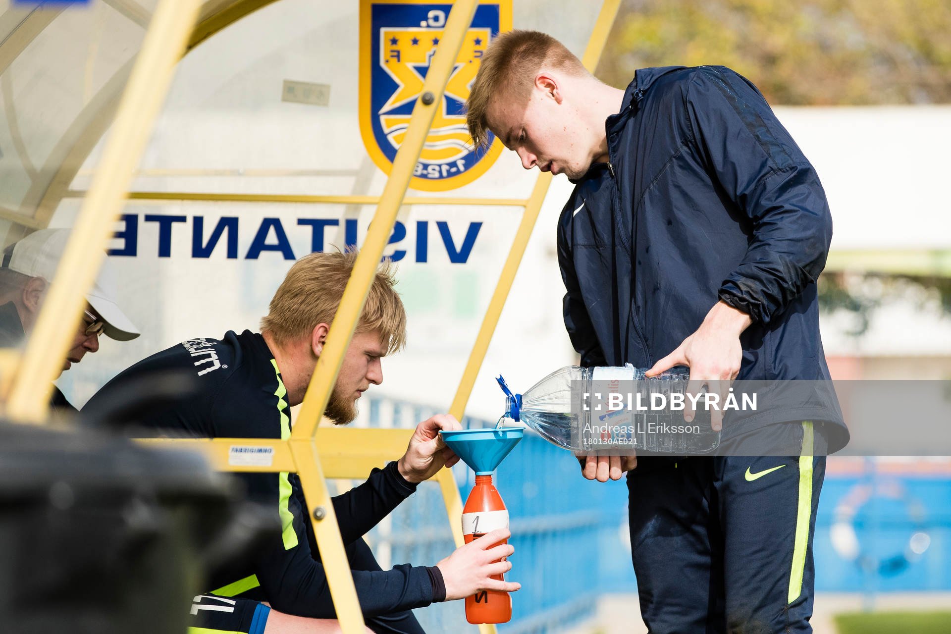 Norrköpings målvakt Isak Pettersson häller upp vatten