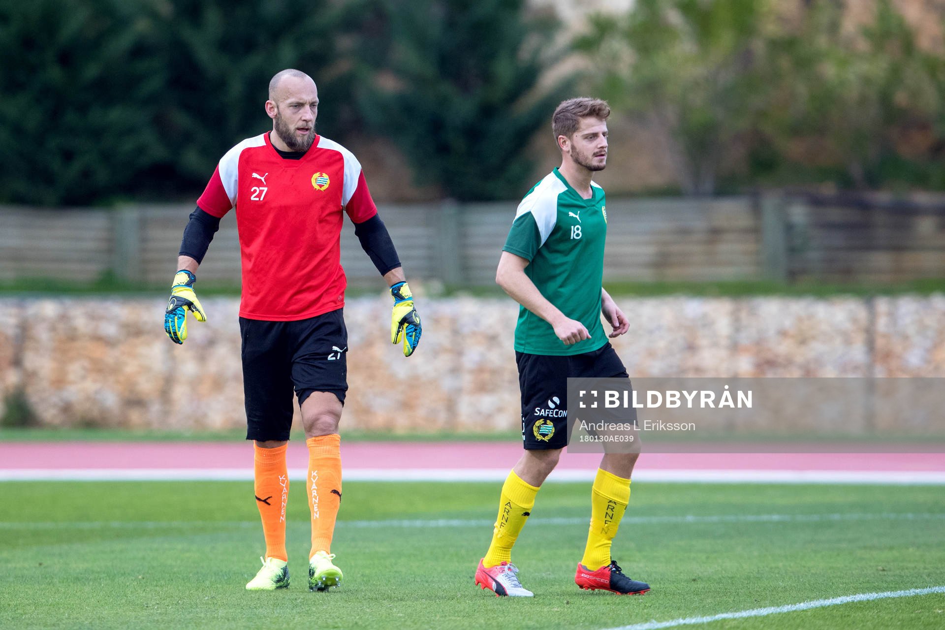 Hammarbys målvakt Benny Lekström och Rebin Asaad värmer