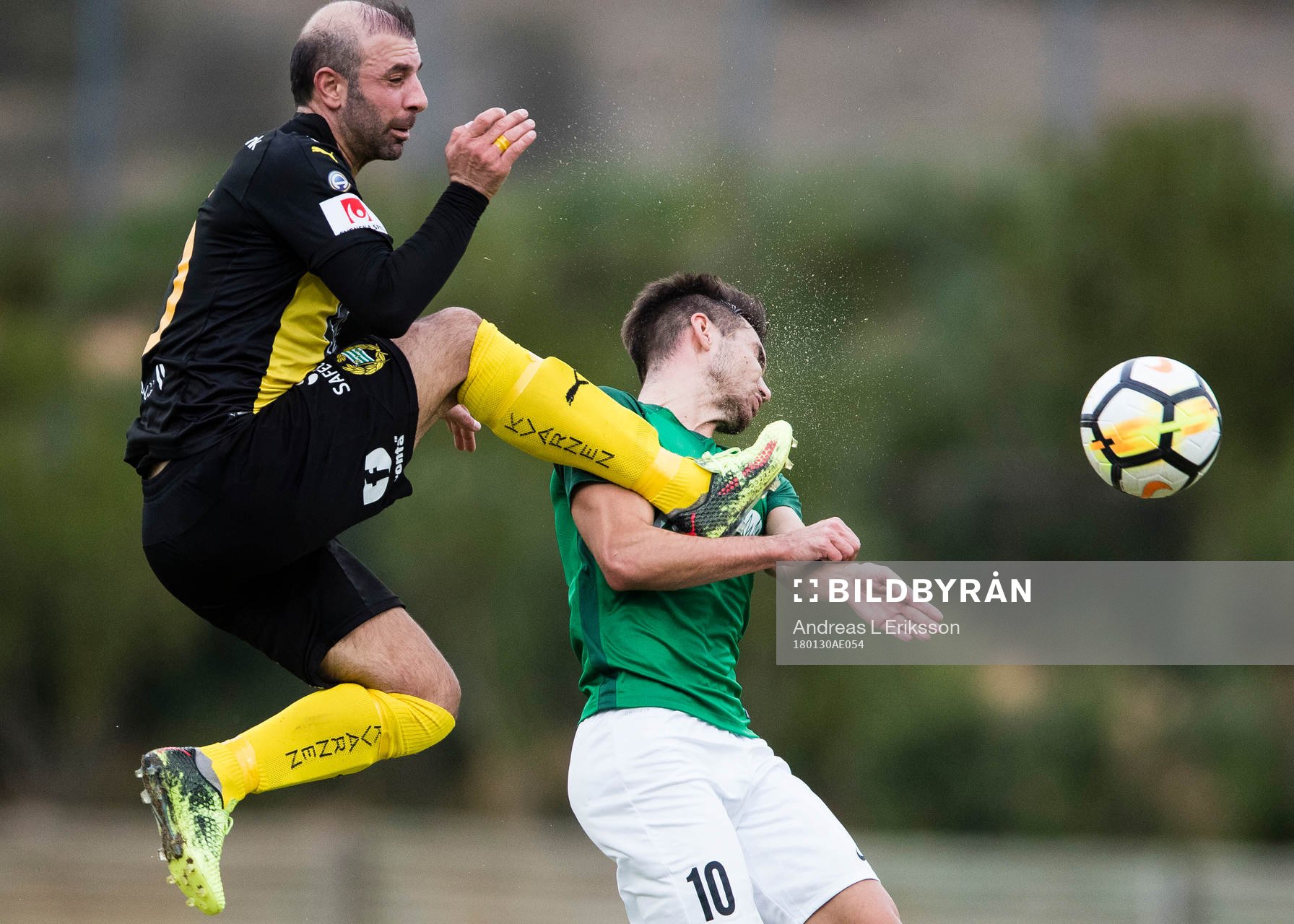 Hammarbys Kennedy Bakircioglu i kamp om bollen med