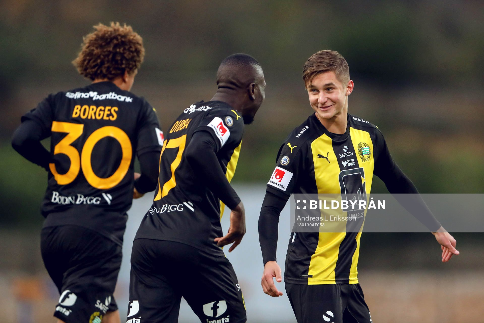 Hammarbys Leo Bengtsson jublar med lagkamrater