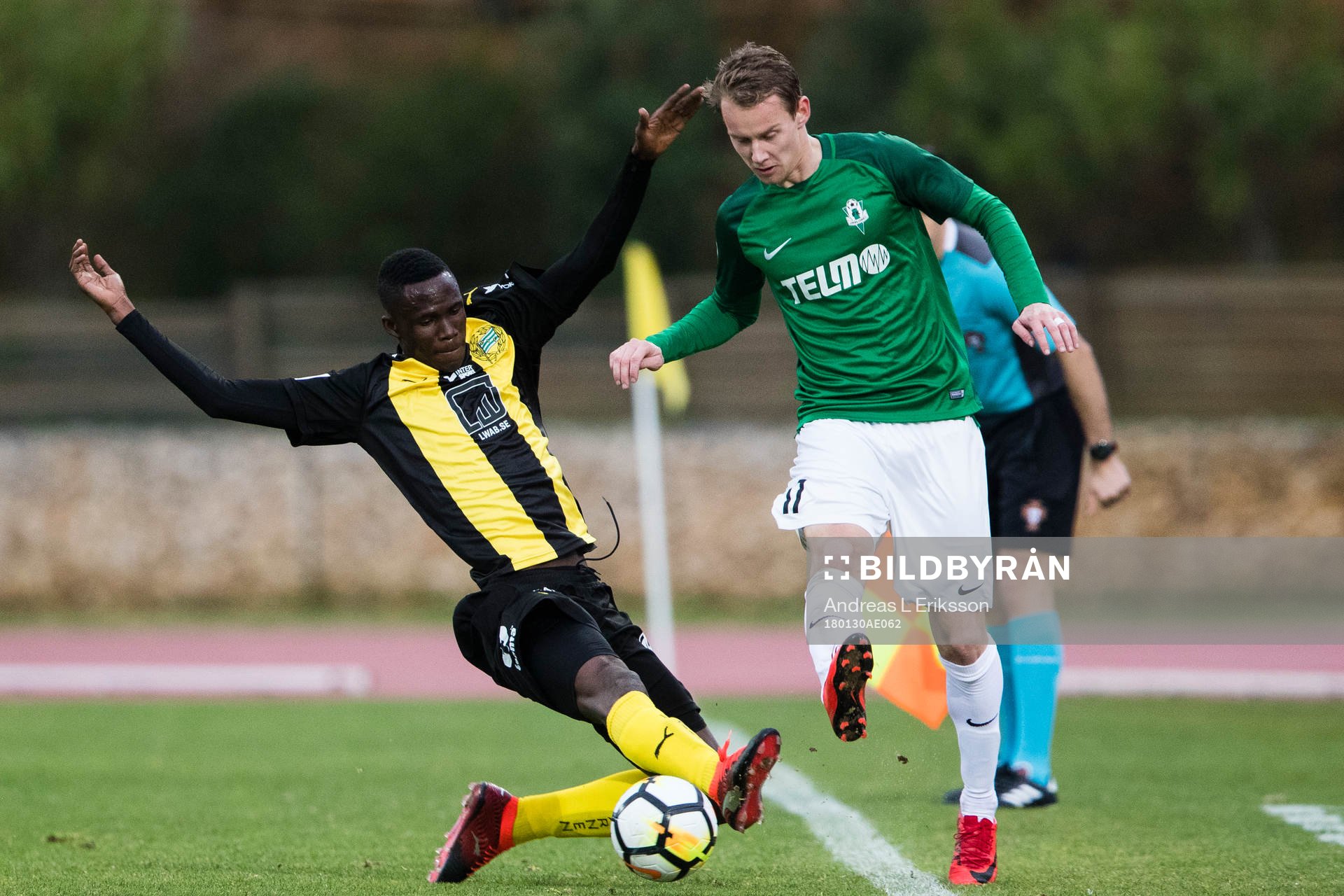 Hammarbys Kossounou Odilon i kamp om bollen med Jablonecs