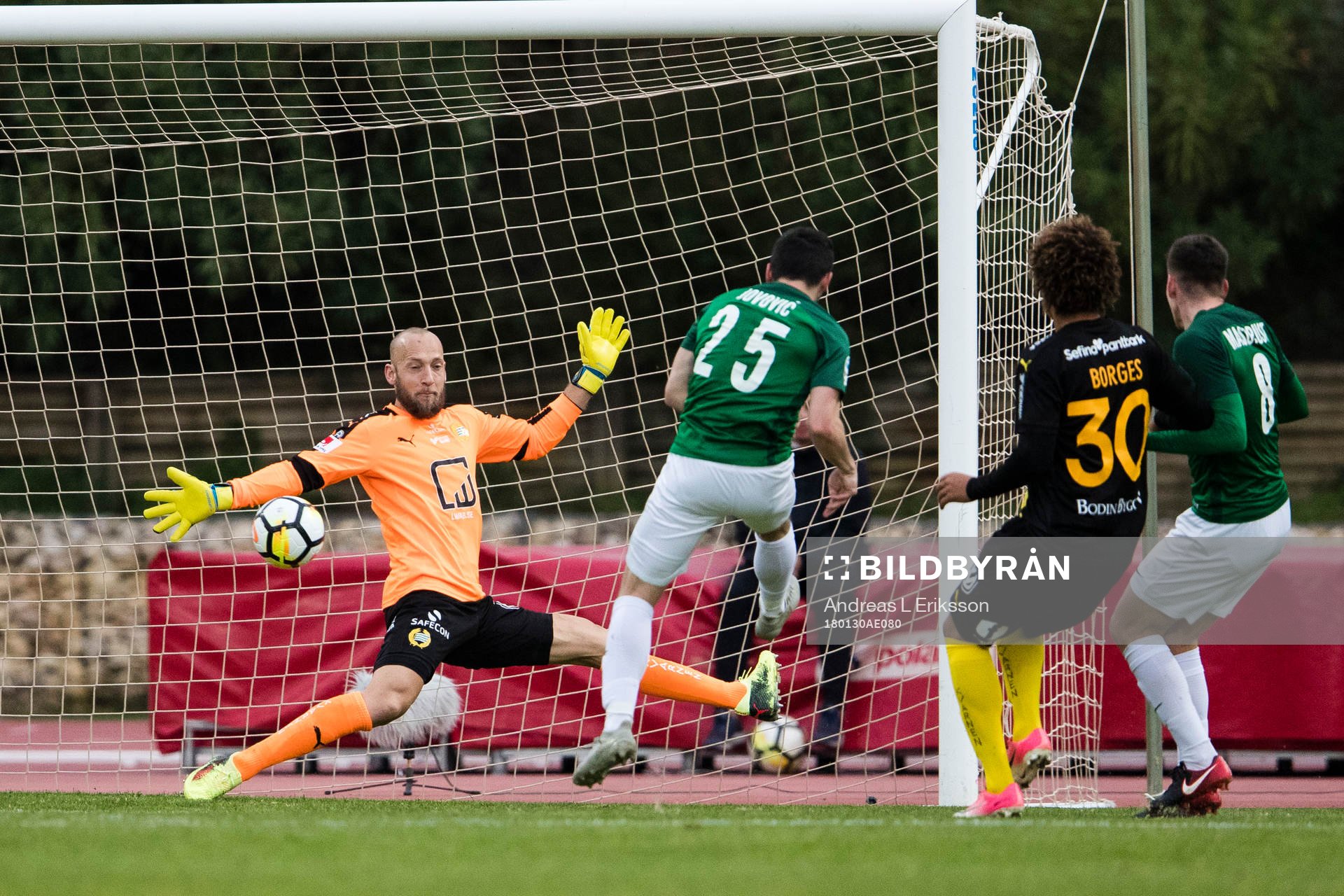 Hammarbys målvakt Benny Lekström med en räddning på ett