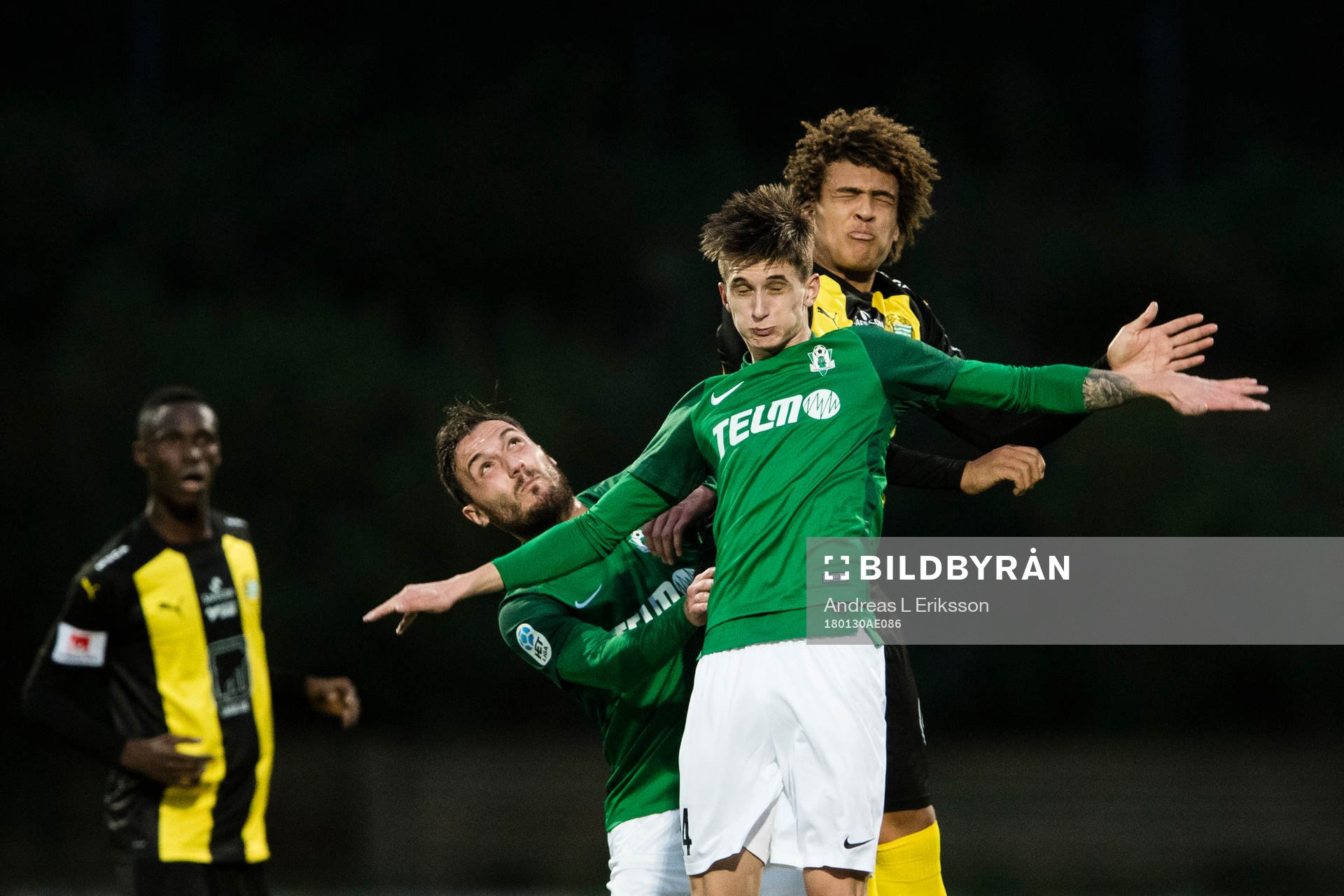 Hammarbys Neto Borges i en nickduell med Jablonecs Martin