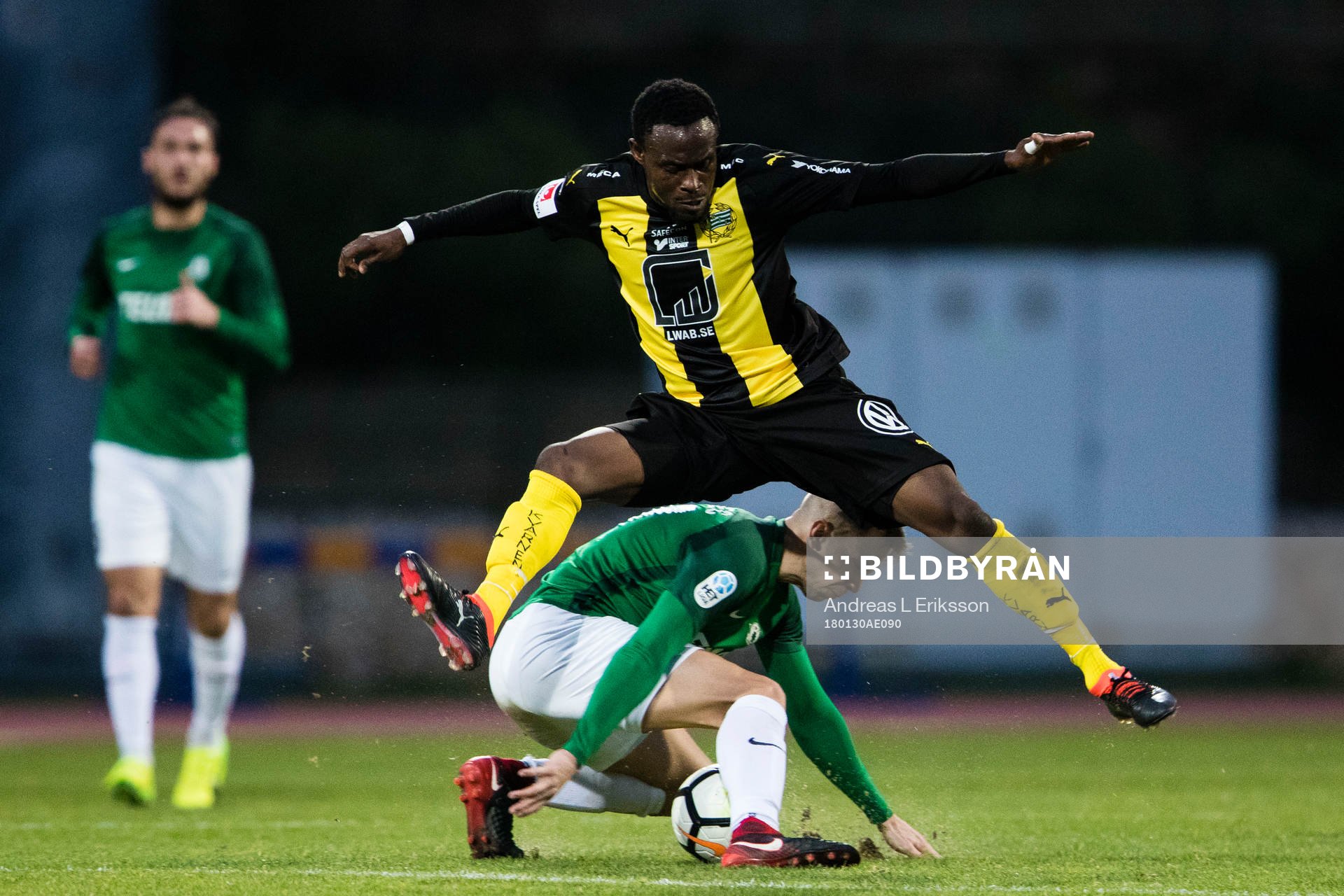 Hammarbys Gershon Koffie i kamp om bollen med Jablonecs