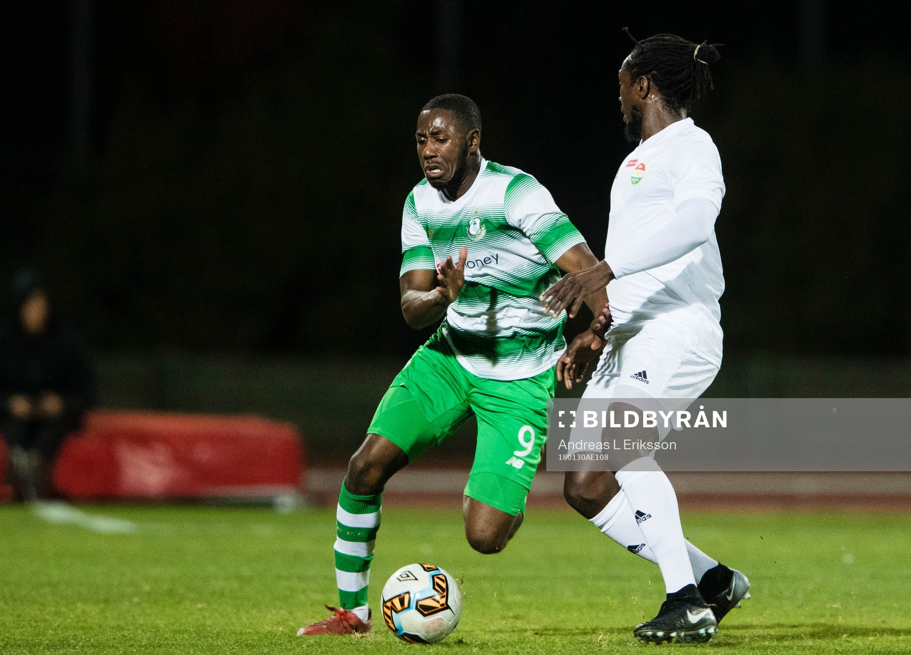 Shamrock Rovers Dan Carr i kamp om bollen med Dalkurds