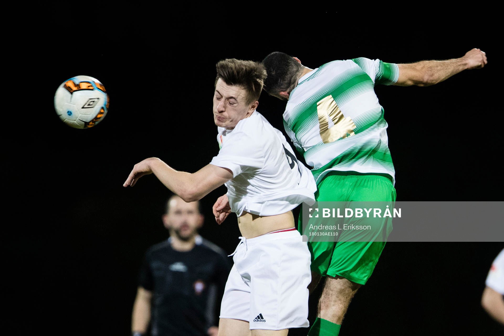 Dalkurds Leonard Pllana i en nickduell med Shamrock Rovers