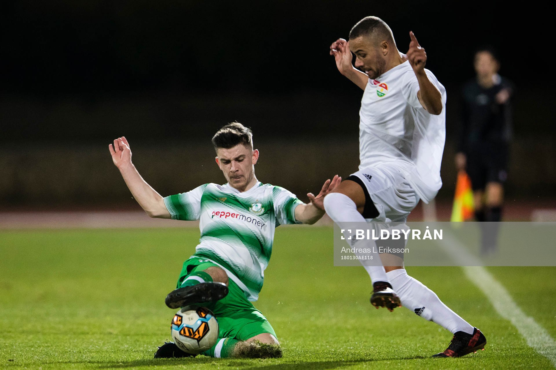 Shamrock Rovers Aaron Bolger i kamp om bollen med Dalkurds