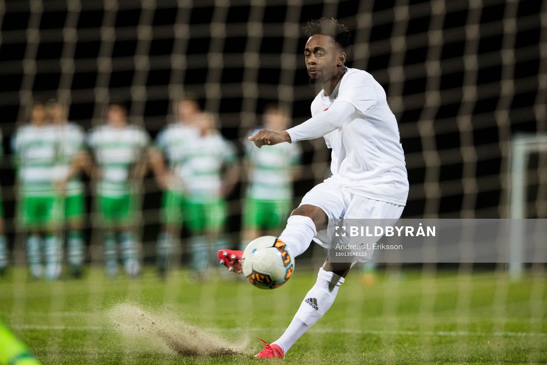 Dalkurds Heradi Rashidi med en straff under en träningsmatch i fotboll mellan Shamrock Rovers och Dalkurd den 30 januari 2018 i Lagoa.