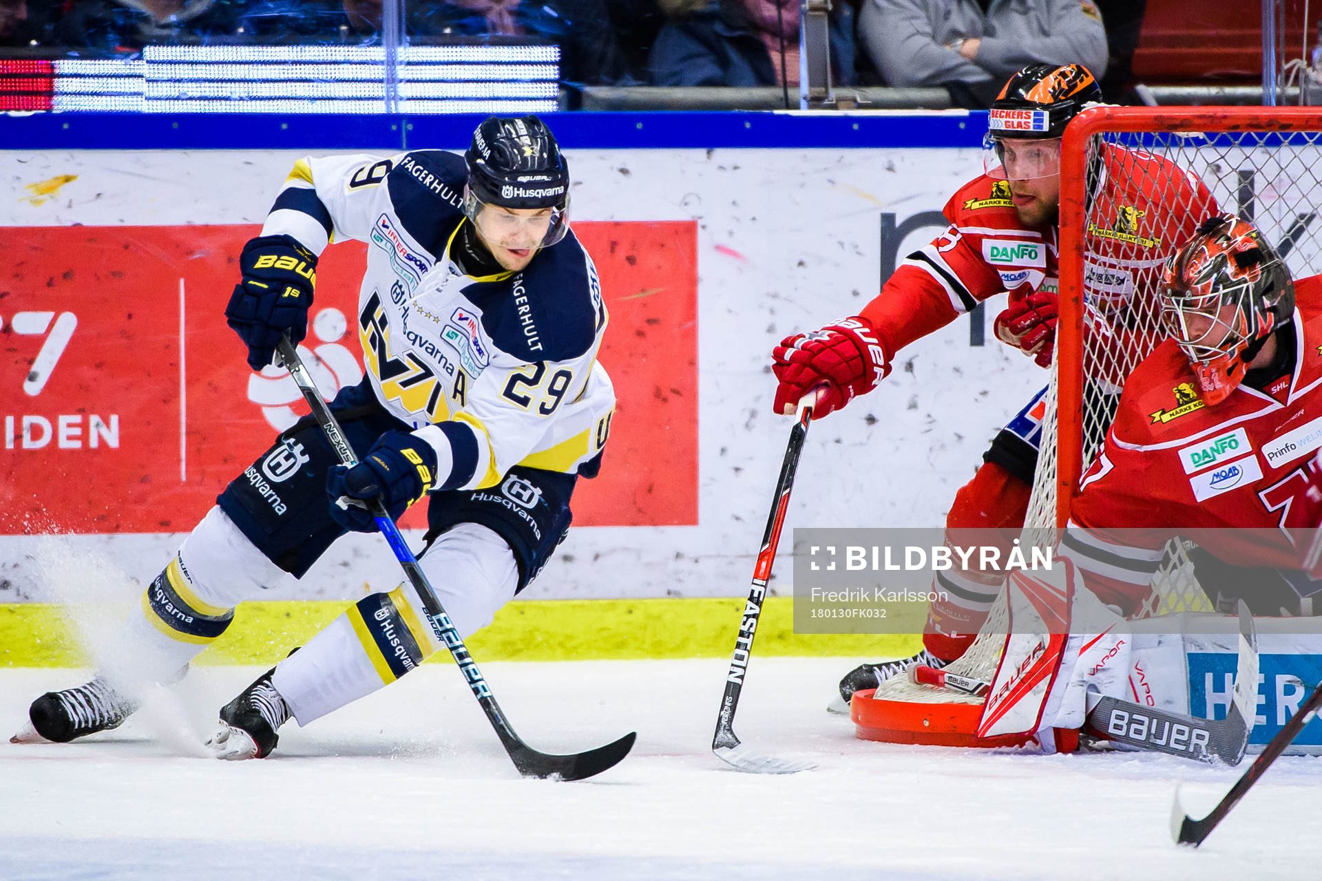 s David Ullström och Örebros Viktor Ekbom och målvakt