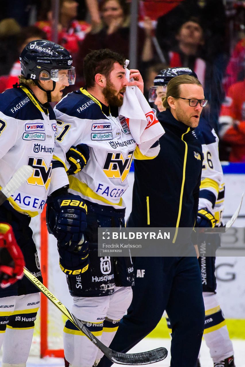 s Marc Zanetti blöder från ansiktet
