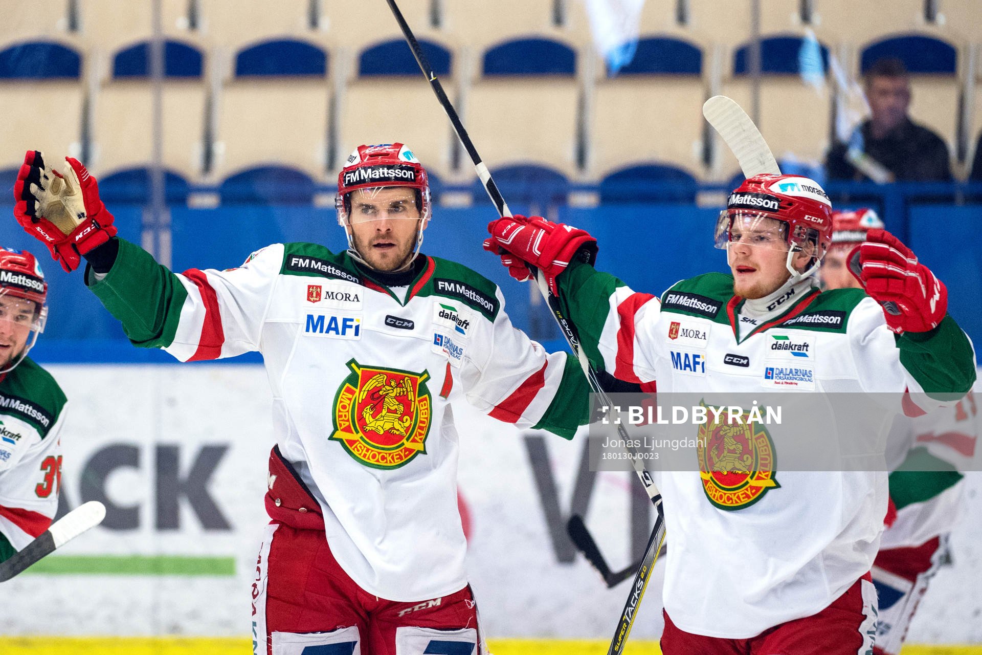 Moras Matt Bailey jublar med lagkamrater